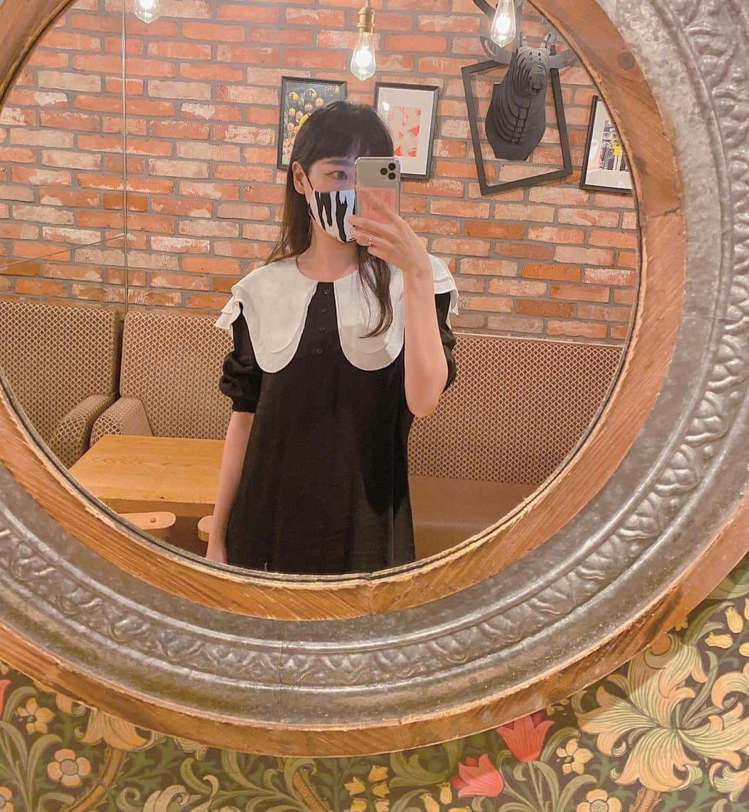 濱内奈々子のインスタグラム：「#ootd 🦌 白いおっきな襟がついてる服がとにかく大好きみたい、、、気がつくと着てる🤍昔から好きだったけどヘアカラー暗くしてから、さらによく着るようになった🤍 でか襟ブラウスはいつどんなときに見ても可愛いと思う、一生マイブームであろうアイテムのひとつ🤍」