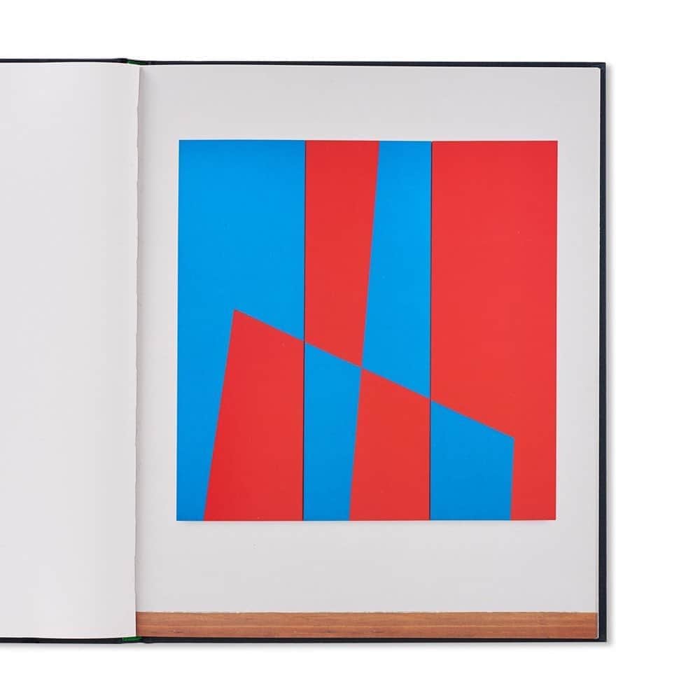 のインスタグラム：「CARMEN HERRERA by Carmen Herrera ¥6,400 (+tax)  ニューヨークを拠点に活動するキューバ系アメリカ人アーティスト、カルメン・ヘレーラ（Carmen Herrera）の作品集。アーティストとしての生涯をかけて、徹底して抽象的でミニマルな作風を極めてきた。作者のペインティングの本質はくっきりした輪郭と直線にあると思われるかもしれないが、近くで観察してみれば手作業で塗られていることが分かり、果てしない色の広がりに予想を裏切られる。ディプティックやトリプティック（二連あるいは三連の絵画作品）の構造がさりげなく取り入れられた直近の作品を披露した展覧会もまた、大きなキャンバスを見事に仕上げる卓越した手腕を示している。また本書では、ニューヨークにあるスタジオと自宅の写真も見ることができる。収録されているエッセイでアメリカ人キュレーター／美術批評家のロバート・ストー（Robert Storr）はこう記している。 「2015年の作品『Alpes』でヘレラは緑と白の三角形を交互に描いた。食いしばった歯のようなパターンが続くと思えば、最後の緑色の『歯』だけが抜け落ちている。このために全体的な連続性は失われ、二枚絵の内側にかろうじて収まっているどこまでも続く白の広がりの中に消えていくのである。」 様々な芸術運動が起こった1930年代から1940年代にかけて、ハバナ、パリ、ニューヨークに暮らした作者だが、ラテン・アメリカやヨーロッパの構成主義やコンクリート・アート、さらにはモンドリアンの新造形主義やパリのアブストラクション・クレアション運動の流れを汲んだ彼女のスタイルからも、自分自身を芸術史上の特定のグループに属しているとみなしたことがないことは注目に値する。ジェンダーや国籍などの枠に囚われないアーティストであるヘレラが帰属意識を持つとすれば、それは純粋なモダニズムである。また彼女の作品には、芸術活動が盛んであったどの時代よりもむしろ建築の「インターナショナル・スタイル」の精神や土台が反映されているように思われる。本書は、ニューヨークの「 Lisson Gallery」で2016年5月3日から6月25日まで開催された展覧会に伴い刊行された。   hardcover 78 pages 290 x 235 mm  We can ship worldwide. Please feel free to contact to us our e-mail. info@sister-tokyo.com  #twelvebooks #carmenherrera #sister_tokyo #artbook」