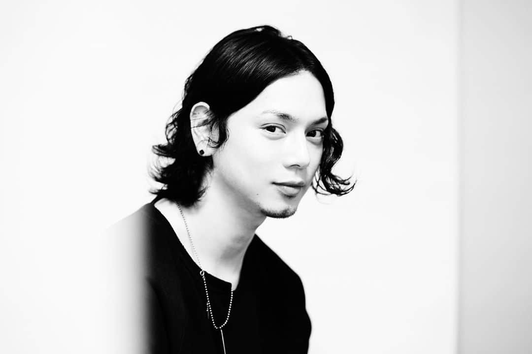 水嶋ヒロのインスタグラム：「みんな 元気か？」