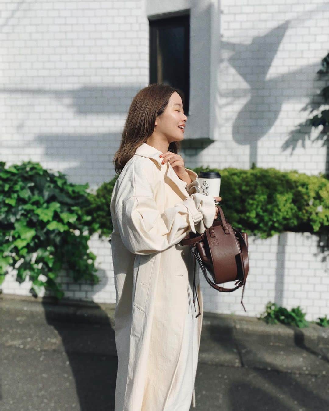 猪鼻ちひろのインスタグラム：「🤍🤎🤍🤎🤍🤎 衣替えが全く間に合っていない中← 新しい今季のコートをおろしました。  まずはそのままゆるだぼ〜っと着て、 お直しはしばらく着てから考えることに♡ 全身ホワイトコーデ大好き。 いつまで経ってもトマトソースこぼさないか心配だけど好き😛🍝 #ちひろのお洋服 #秋コート @etretokyo #3枚目に全部タグ付けしました🏷 #etretokyo #エトレトウキョウ #水着も買った←」