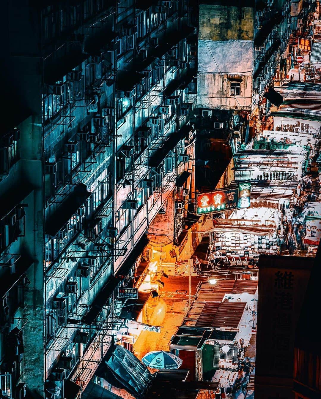 HAYAMI HANNAH ハナさん ど田舎のインスタグラム：「Temple street 🇭🇰Buildings.  Sorry. I deleted sunset pic .Then Iwill fix and post it. Thanks 🙏 dear all IG fds.     #hayamihannah  #Picsofhk #香港 #Sonyimagegallery  #discoverhongkong #instameethk⁠ #awesomehongkong  #hongkongphotography⁠ #unlimitedhongkong  #exploringhongkong⁠ #hongkongstreets  #hongkongnight  #hongkong  #hongkonglifestyle #Hongkonginsta  #hongkongstreetphotography⁠ #visualhongkong  #reframinghk  #travelphotography  #sonyimages #moodygrams⁠  #Adorama  #way2ill #yourshotphotographer  #localiiz  #HongKongGuide #TimeOutHK #capitalshooters  #Cityphoto_HongKong #monstermoods」