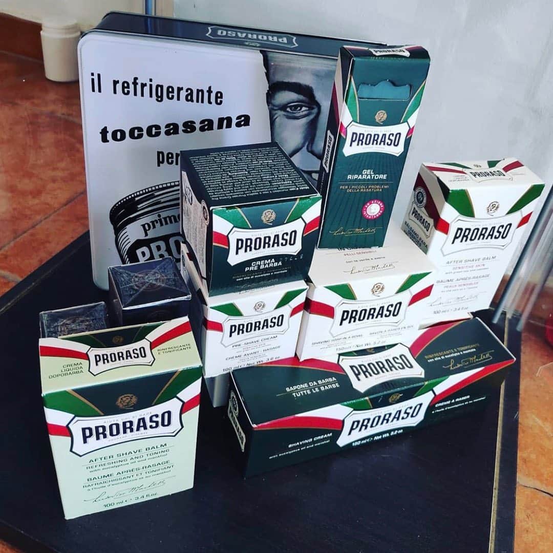 Proraso Japanのインスタグラム：「毎日使うものだからこそ、品質もパッケージもこだわりたい。  そんなこだわり男子の方にオススメしたいのが、イタリアで60年以上も愛され続けているシェービングブランドPRORASO  PRORASOでワンランク上のライフスタイルを実現しましょう。 . . Repost from @prorasousa . . #proraso #prorasousa #prorasofirenze #シェービングクリーム #シェービング #ProShave #Italian #ItalianShave #イタリア製 #バーバースタイル #バーバーショップ #髭脱毛 #メンズスタイル #シェービングフォーム #Barber #メンズヘアスタイル #ヒゲ男子 #ヒゲ #BarberShop #ヒゲ脱毛 #メンズヘア #シェービングエステ #おしゃれさんと繋がりたい」