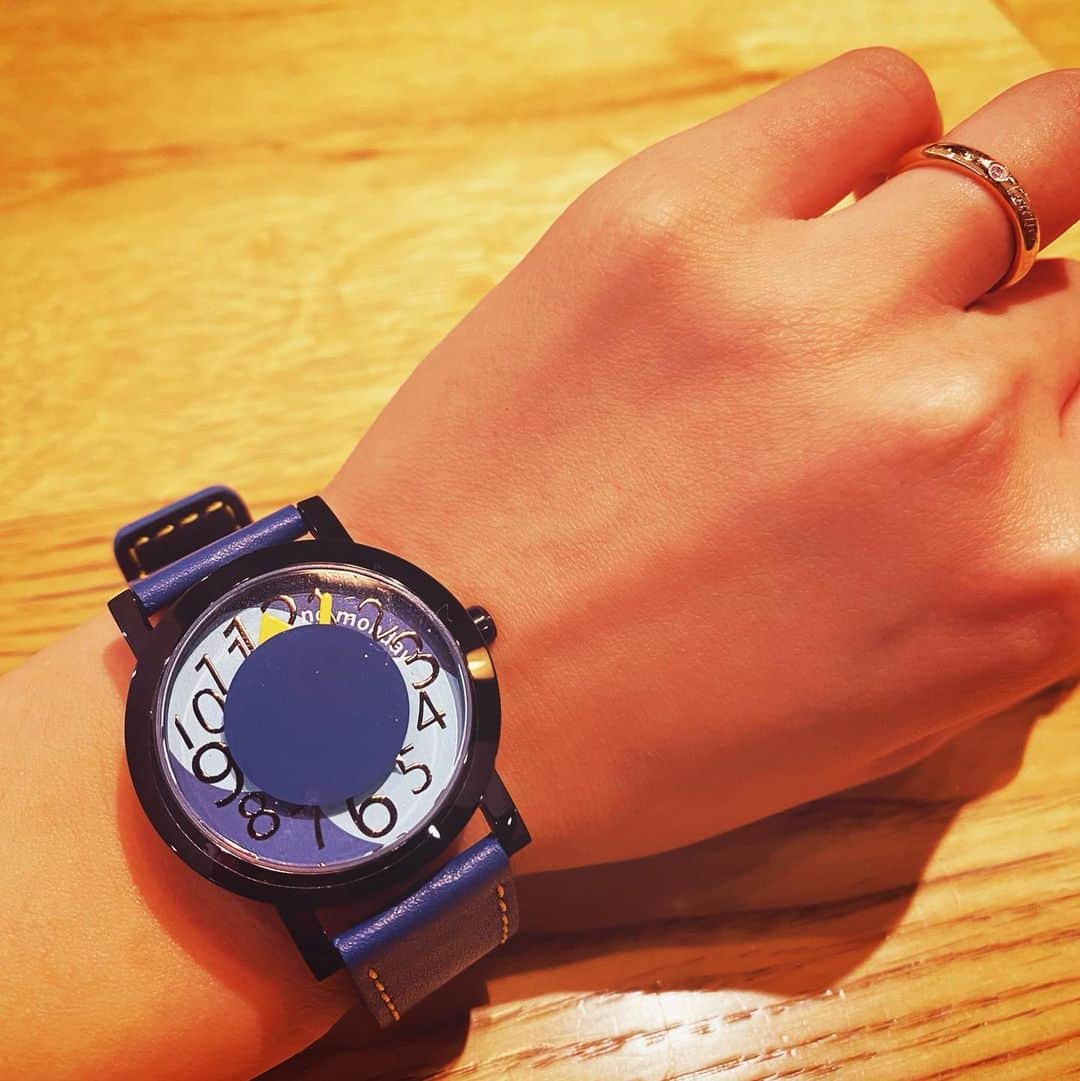 五月千和加さんのインスタグラム写真 - (五月千和加Instagram)「. 青の時計⌚️って初めて。 赤髪とのコントラスト良き👩‍🦰  文字盤のスタイリッシュな雰囲気も好き。  @nomonday_global   #nomonday#ノーマンデー#腕時計#時計#手元倶楽部  クーポンコード⌚️satsuip  使用で10パーセントオフになるそうです(*´꒳`*)🤲」9月28日 19時52分 - satsuki_senwaka