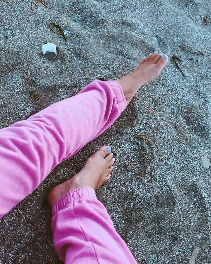 RUBYのインスタグラム：「Mameさんと海でチル🐈💕  #海 #beach #砂浜 #鎌倉に引っ越しかなぁ〜」
