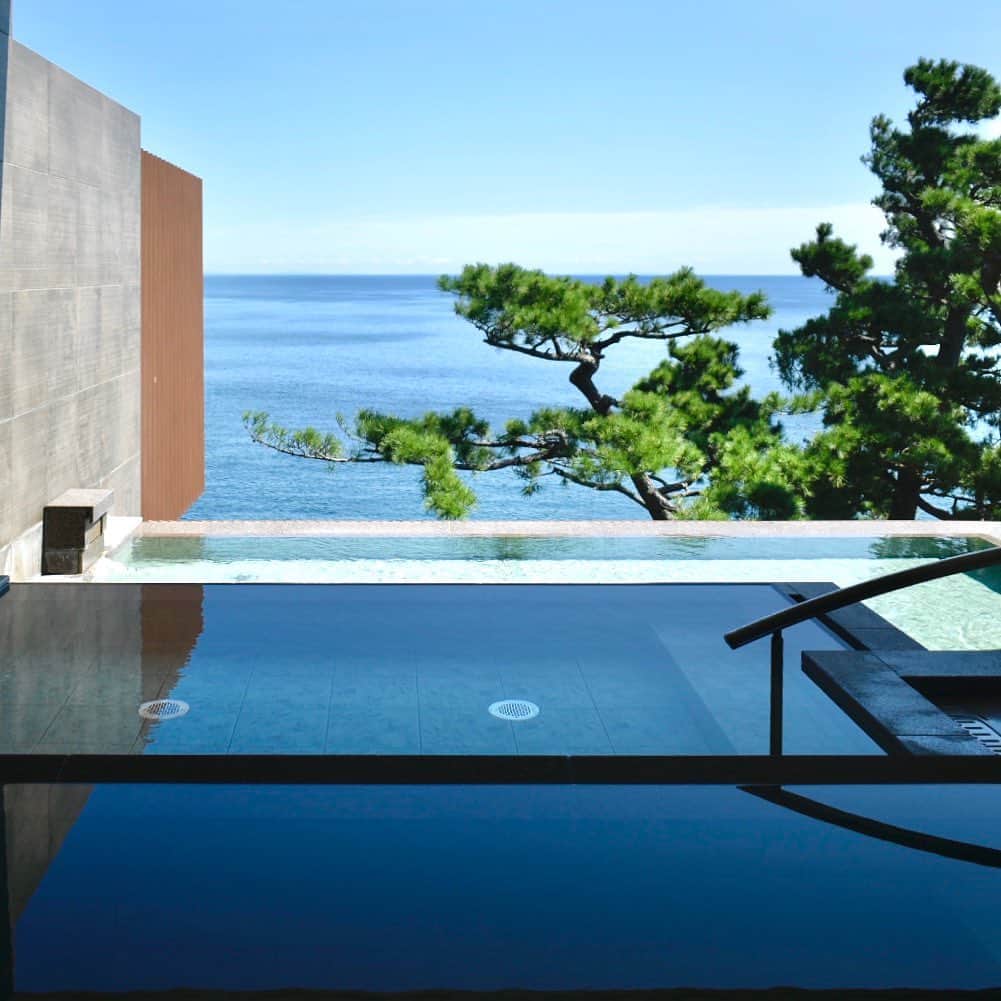 ホテルニューアカオ　熱海温泉＆リゾートのインスタグラム：「ホテルニューアカオ、ロイヤルウイング宿泊者専用の大浴場『スパリウムニシキ』  錦ヶ浦の最も見晴らしの良い場所に建っているので晴れた日にはこんな美しい景色が見れます‼️  段々になった露天と海と境が無くなるインフィニティデザインの露天の2種類があり、それぞれ内湯を併設しております。午前と午後で男女入れ替え制なのでどちらもご利用頂けます。  『スパリウムニシキ』は自家源泉の温泉で塩化物泉というナトリウムや塩化物・硫酸塩温泉の無色透明のお湯で、入浴することで神経痛や冷え性など様々な症状に効果があります✨  是非、宿泊の際にご利用ください。 ┈┈┈┈┈┈┈┈┈┈ アカオリゾート公国ではお客様が安心安全にご滞在いただけるよう、様々な感染予防対策を講じております。詳しくは #アカオリゾート公国の安心安全への取り組み をご覧下さい。」