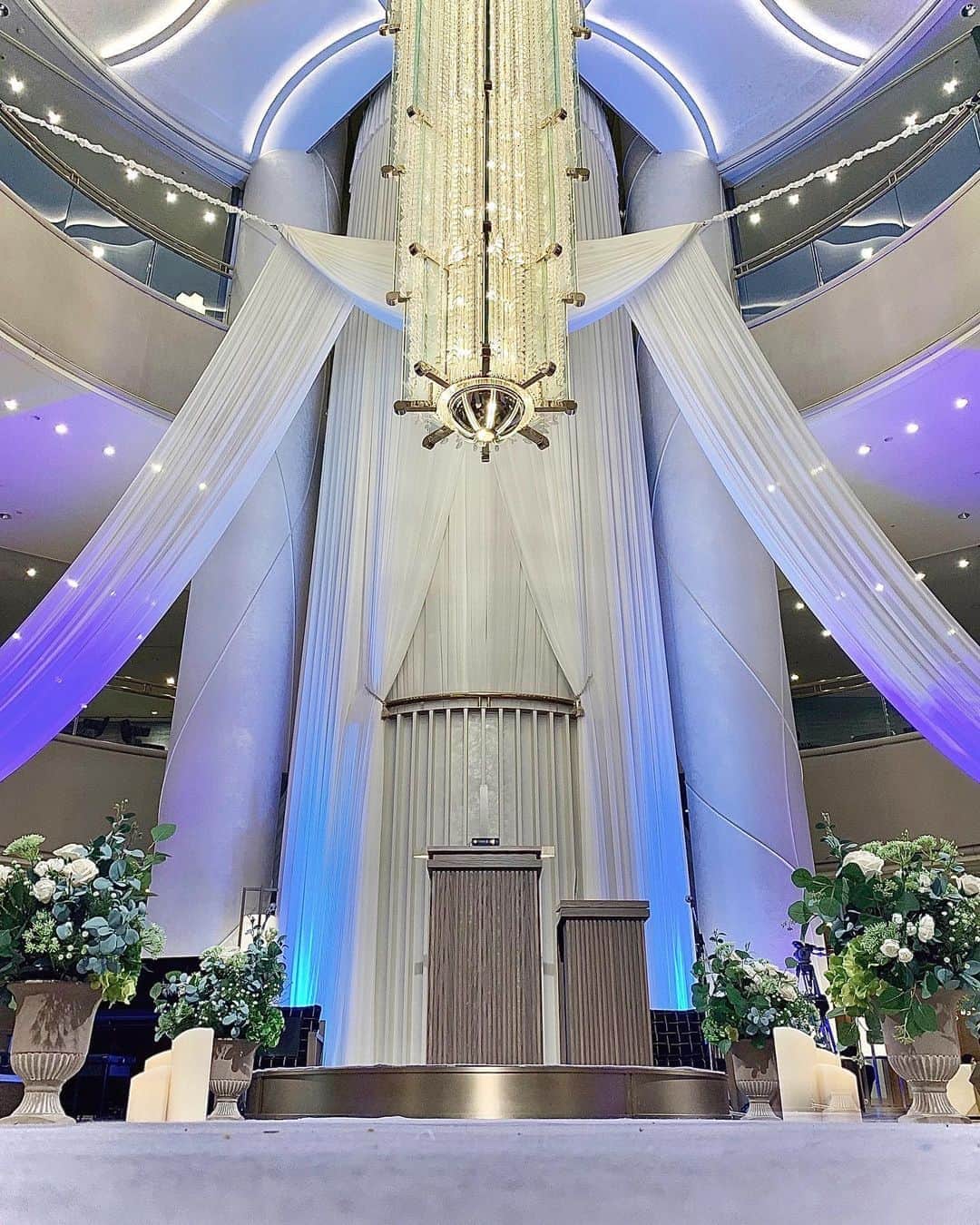 のインスタグラム：「空間そのものがセレモニーエリアとなるアトリウムセレモニー。結婚式に多く出席なされたゲストの方でもこの場所では新鮮な気持ちで挙式にご参列いただけます An atrium ceremony where the space itself becomes a ceremony area.  Even guests who attend many weddings can attend the wedding with a fresh feeling at this place. #ここからはじまりここから繋がる  #スイスホテル花嫁  #洗練された時  #スイスホテル南海大阪  #スイスホテルウエディング  #スイスホテルロマンス  #大阪結婚式  #ホテルウエディング  #ホテル婚  #swissotelnankaiosaka  #swissotelwedding  #swissotelromance  #osakawedding  #wedding  #hotelwedding  #swisshospitality」