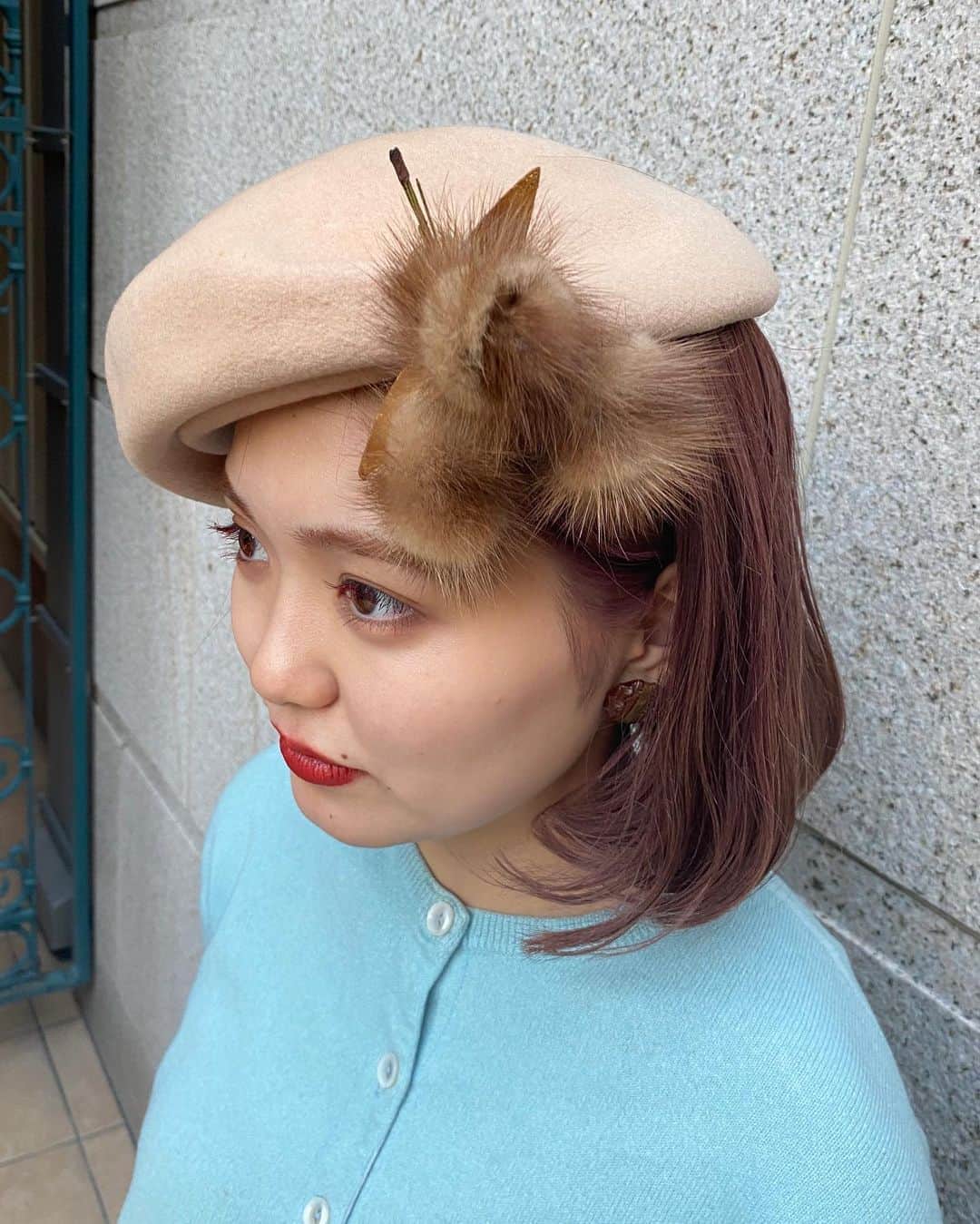 NUTTY Vintage&Collectibleのインスタグラム：「🍂RECOMMEND STYLE🍂  「vintage hatとbroachのベリーグッドな関係」  シンプルなベレー帽タイプのウールハットに大胆なミンクファーブローチをオン。 木の実の様なデザインが"実りの秋"の風を吹かせます🍇  ＊VINTAGE ONLINE STOREよりお買い求めいただけます＊  ------------------------------------ 🛍NUTTY通販について🛍 ------------------------------------- ＜ONLINE STORE＞ VINTAGE▶︎http://nutty.theshop.jp/ USED SELECT▶︎https://nuttyselect.official.ec/ （プロフィールページURLよりjump🕊） ㅤㅤㅤㅤㅤㅤㅤㅤㅤㅤㅤㅤㅤ ＜VIDEO CHAT SHOPPING＞ テレビ電話をお繋ぎして、リアルタイムでご案内いたします。詳細は過去の投稿をご覧ください。」