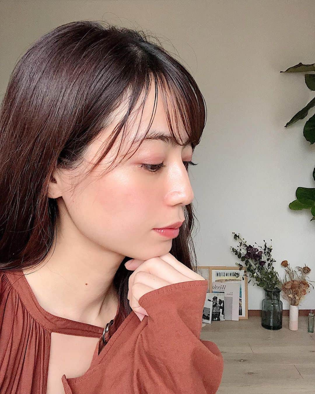 伊藤沙織のインスタグラム：「久々にマツエク付けました👀🤎コロナが流行後、マスク必須な毎日でアイメイクはシャドウとライナーのみ。マスカラは撮影のある日だけでたまに程度でしたが、やっぱり目ヂカラが欲しい💗と思って @dazzy_lash でお願いしました✨ザ・マツエク付けてます！！みたいなのは苦手なので、超ナチュラルに、そして長く見えるCJカールを80本付けました🥰今までマツエクの目元の違和感？も苦手だったけど、全く気にならなくて嬉しい🥺🧡何よりナチュラルに盛れることが嬉しい🥺笑 マツエク初心者な私にスタッフの方も丁寧に分かりやすく説明してくださり、さらに感染症対策もちゃんとされていました✨また絶対リピート確定👀💕 .  #dazzylash #dazzy #日本一安いマツエクサロン」
