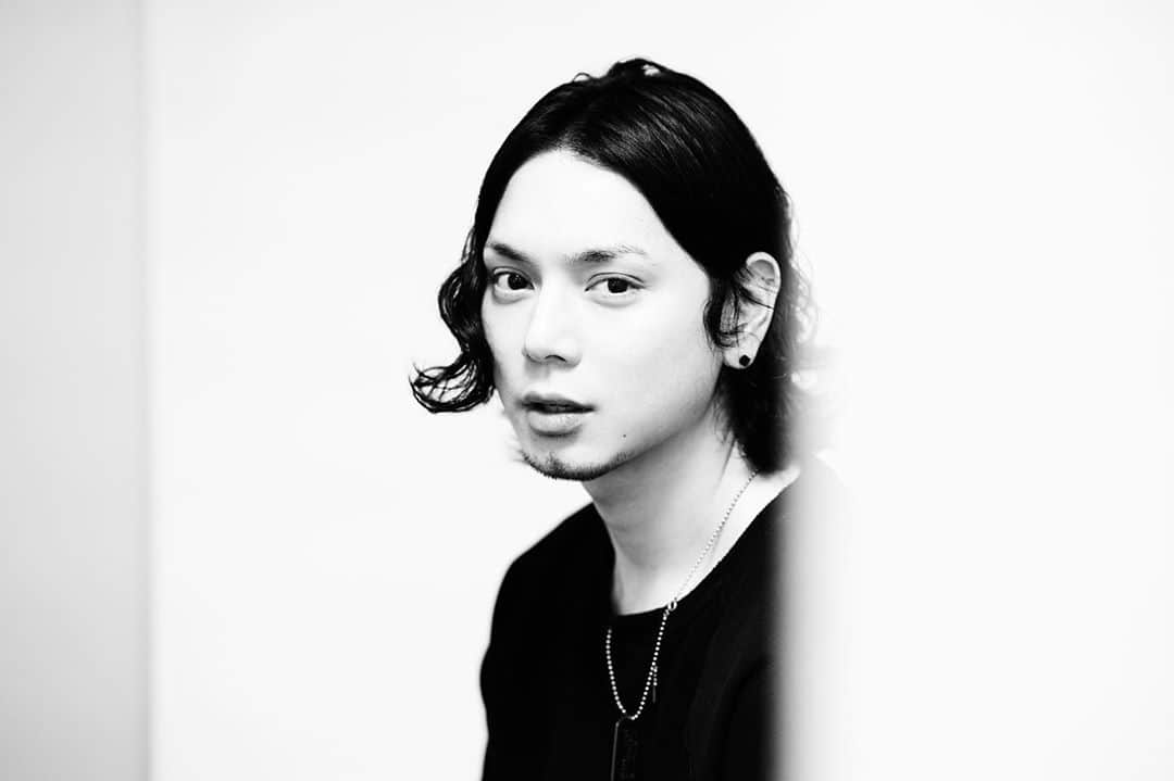 水嶋ヒロのインスタグラム：「おれは 元気だ」