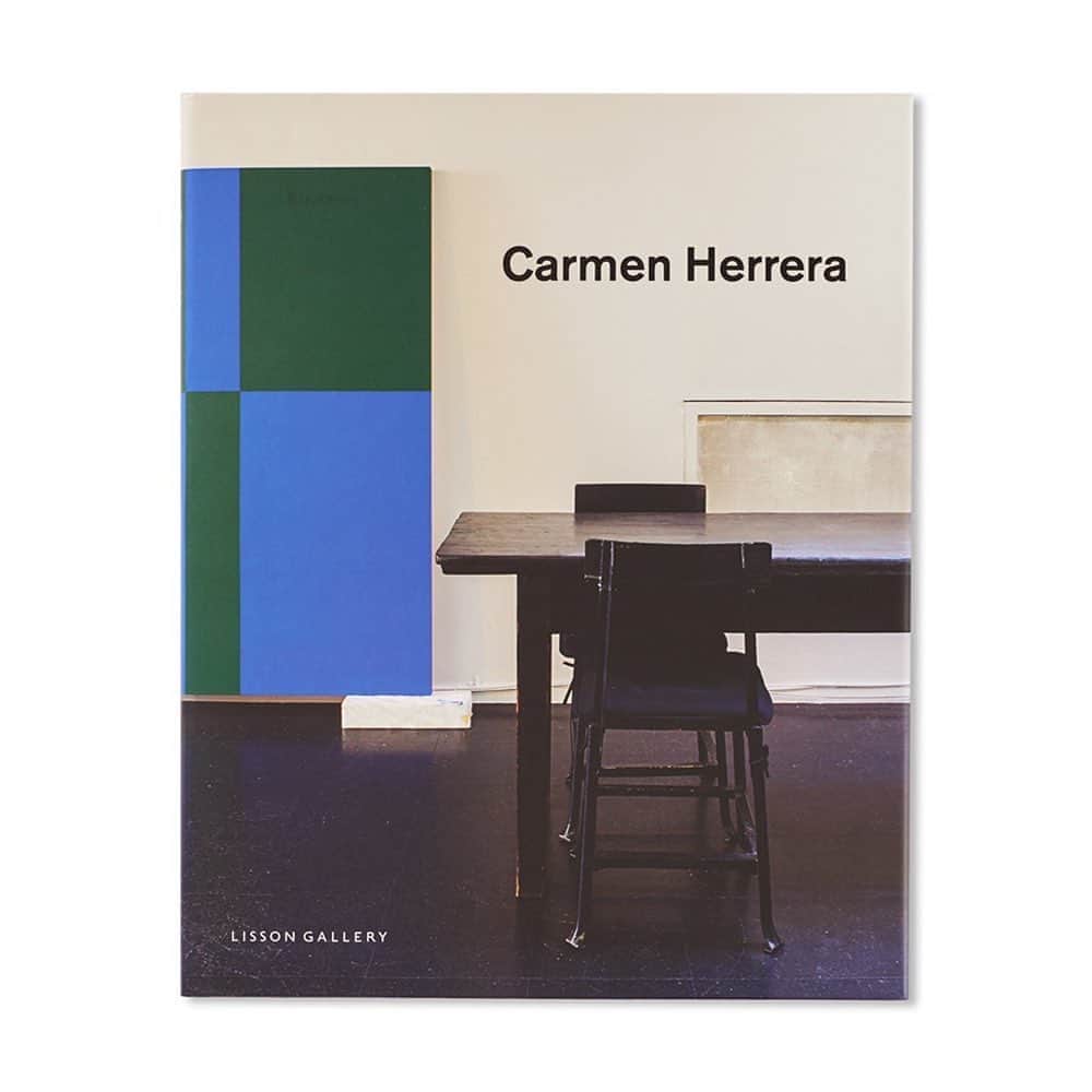 のインスタグラム：「CARMEN HERRERA by Carmen Herrera ¥6,400 (+tax)  ニューヨークを拠点に活動するキューバ系アメリカ人アーティスト、カルメン・ヘレーラ（Carmen Herrera）の作品集。アーティストとしての生涯をかけて、徹底して抽象的でミニマルな作風を極めてきた。作者のペインティングの本質はくっきりした輪郭と直線にあると思われるかもしれないが、近くで観察してみれば手作業で塗られていることが分かり、果てしない色の広がりに予想を裏切られる。ディプティックやトリプティック（二連あるいは三連の絵画作品）の構造がさりげなく取り入れられた直近の作品を披露した展覧会もまた、大きなキャンバスを見事に仕上げる卓越した手腕を示している。また本書では、ニューヨークにあるスタジオと自宅の写真も見ることができる。収録されているエッセイでアメリカ人キュレーター／美術批評家のロバート・ストー（Robert Storr）はこう記している。 「2015年の作品『Alpes』でヘレラは緑と白の三角形を交互に描いた。食いしばった歯のようなパターンが続くと思えば、最後の緑色の『歯』だけが抜け落ちている。このために全体的な連続性は失われ、二枚絵の内側にかろうじて収まっているどこまでも続く白の広がりの中に消えていくのである。」 様々な芸術運動が起こった1930年代から1940年代にかけて、ハバナ、パリ、ニューヨークに暮らした作者だが、ラテン・アメリカやヨーロッパの構成主義やコンクリート・アート、さらにはモンドリアンの新造形主義やパリのアブストラクション・クレアション運動の流れを汲んだ彼女のスタイルからも、自分自身を芸術史上の特定のグループに属しているとみなしたことがないことは注目に値する。ジェンダーや国籍などの枠に囚われないアーティストであるヘレラが帰属意識を持つとすれば、それは純粋なモダニズムである。また彼女の作品には、芸術活動が盛んであったどの時代よりもむしろ建築の「インターナショナル・スタイル」の精神や土台が反映されているように思われる。本書は、ニューヨークの「 Lisson Gallery」で2016年5月3日から6月25日まで開催された展覧会に伴い刊行された。   hardcover 78 pages 290 x 235 mm  We can ship worldwide. Please feel free to contact to us our e-mail. info@sister-tokyo.com  #twelvebooks #carmenherrera #sister_tokyo #artbook」