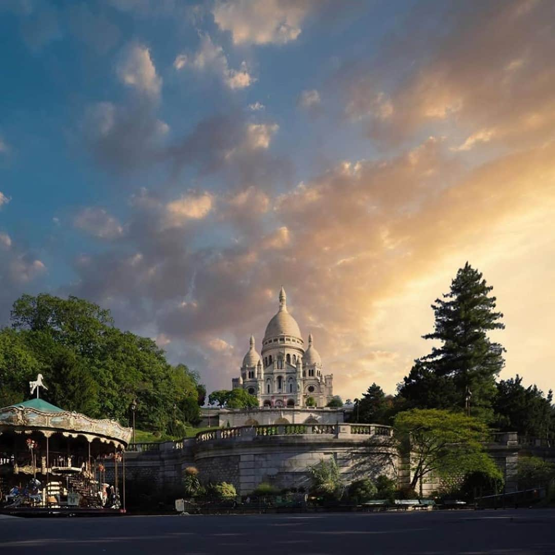 エールフランスさんのインスタグラム写真 - (エールフランスInstagram)「Surplombant la quartier de Montmartre, la basilique du Sacré-Coeur veille sur la Capitale.  The Sacré-Cœur watching over Paris.  Merci @superchinois801 📸  #AirFrance #EnvieDailleurs #wanderlust #travel #Paris #France #SacreCoeur #Montmartre #parislovers #igersparis #igersfrance #france  #parismonamour #parisjetaime #montmartre」9月28日 20時00分 - airfrance