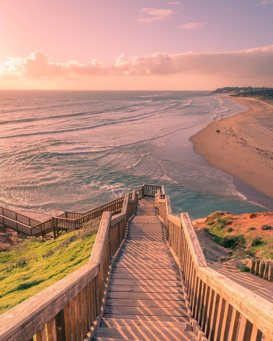 Australiaさんのインスタグラム写真 - (AustraliaInstagram)「Come on down, your @southaustralia adventure awaits! 👣 @nathangodwin found the perfect spot to end his day at #PortNoarlunga’s #SouthPortBeach, a 40-minute drive south of @cityofadelaide. These stairs lead to a gorgeous sandy beach below with great waves making it a local’s favourite on the @officialfleurieupeninsula. Buy some fish and chips from up the road for a picnic dinner on the beach and enjoy the view as the sun goes down. #seeaustralia #seesouthaustralia #fleurieupeninsula」9月28日 20時00分 - australia