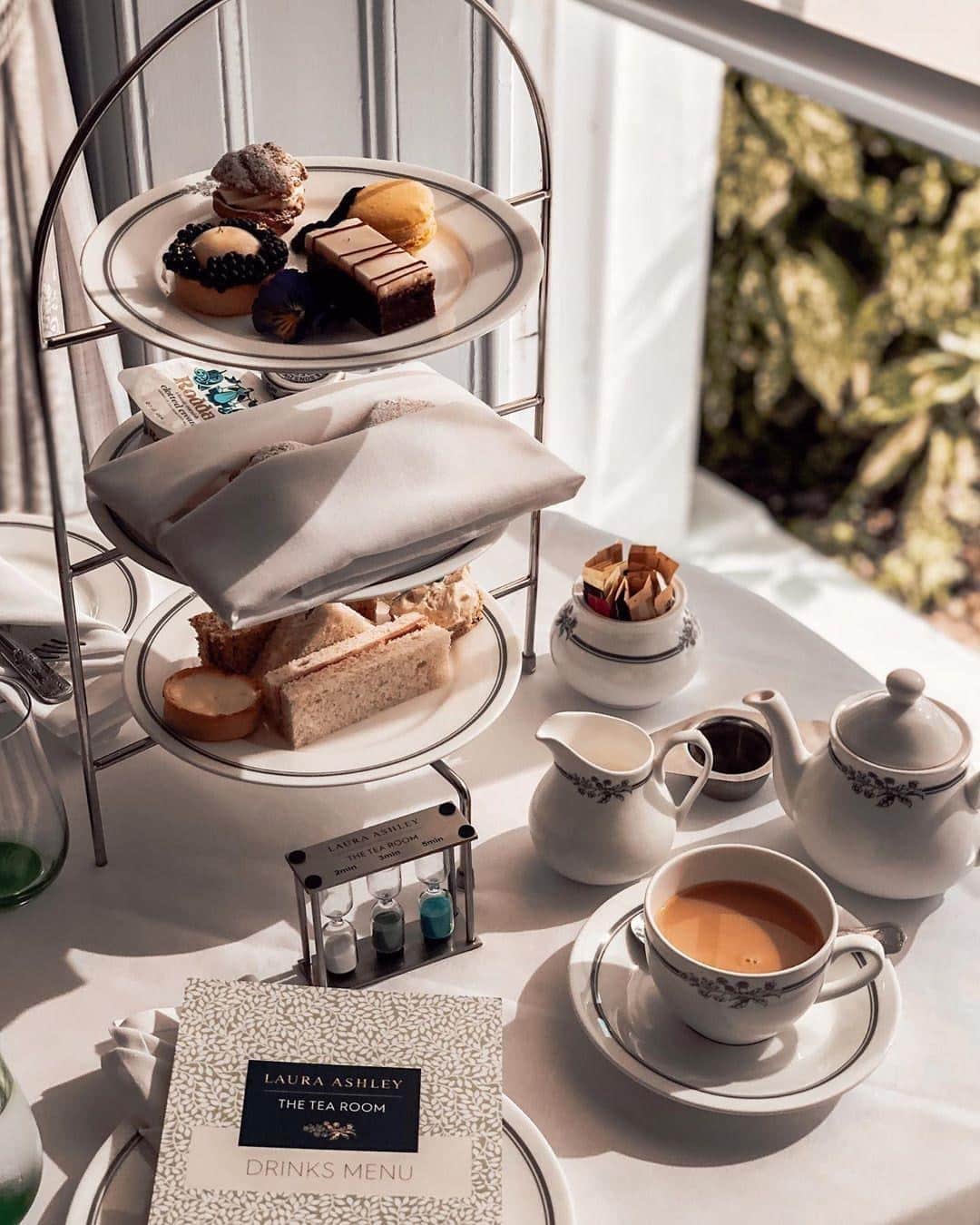 ローラアシュレイのインスタグラム：「With #InternationalCoffeeDay just around the corner on October 1st, there’s never been a better time to indulge in a delicious afternoon tea treat.⁣ ⁣ Are you a traditional tea drinker, or do you just love a good cup of coffee?⁣ ⁣ Discover the finest selection of both coffees and teas at @LauraAshleyTheTeaRoom.⁣ ⁣ 📷 With thanks to @jcpeters_ for the beautiful image.」