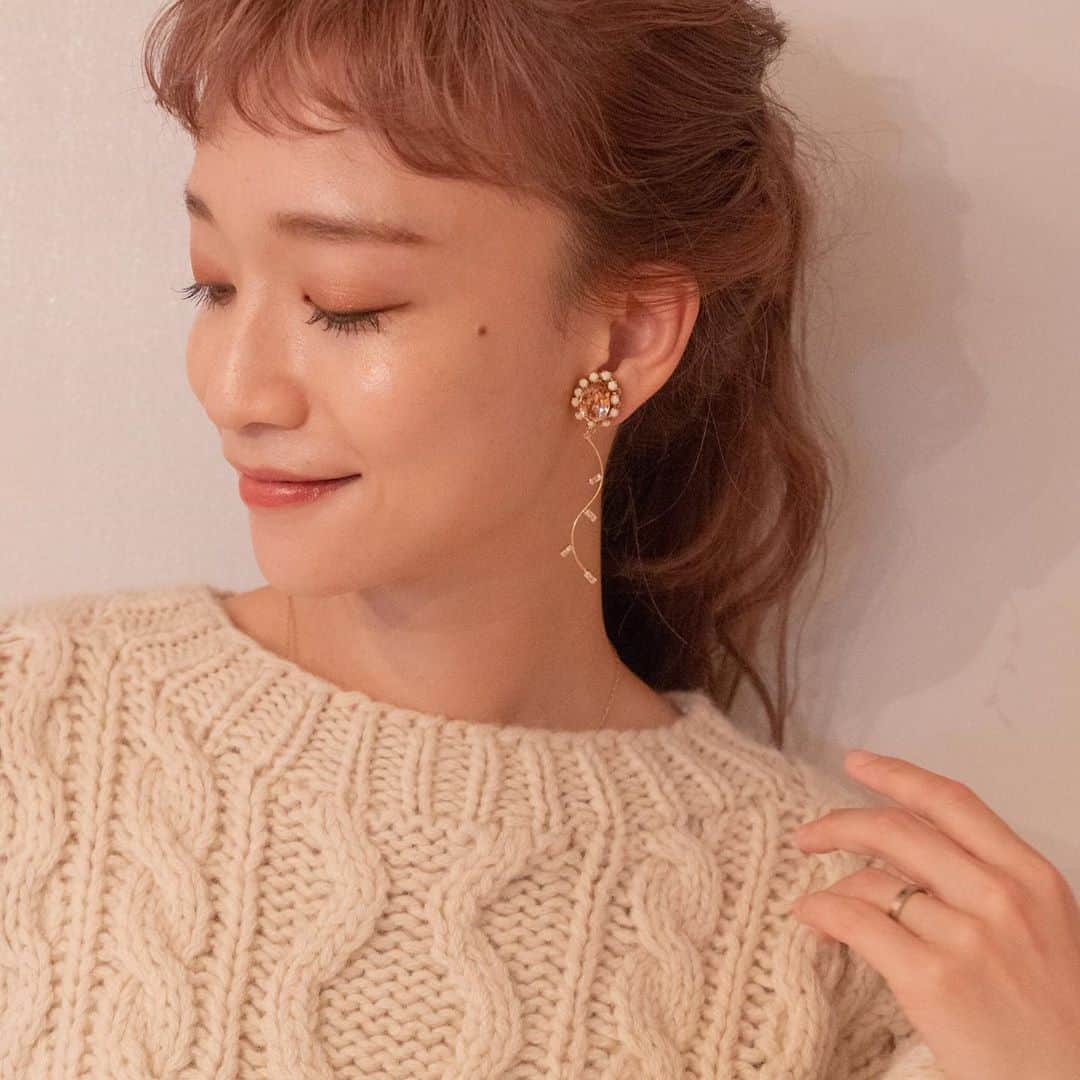 waco⭐️CHACOのインスタグラム：「🌈CHACO x タカハシマイコラボ🌈  ついに明日受注予約開始です！  今日はスワロシリーズのご紹介  Vintageジュエリーを感じさせる煌びやかなブラウンのスワロに、アイボリーの樹脂をまわりにつけ、可愛らしいお花を表現しました。 ゆらゆら揺れるパーツをつけたタイプは、お花が踊っているかのような愛らしさ。 光の中でキラキラと輝きを放つピアス＆イヤリングです。  ♥️スワロピアス＆イヤリング 3500円 ♥️スワロゆらりピアス＆イヤリング 5500円  今回のコラボのピアス＆イヤリングは最後の写真の金属と樹脂タイプでお選びいただけるようになっています。  model @iamihsahakatiam  photo @ eicou hairmake @alysa_i」