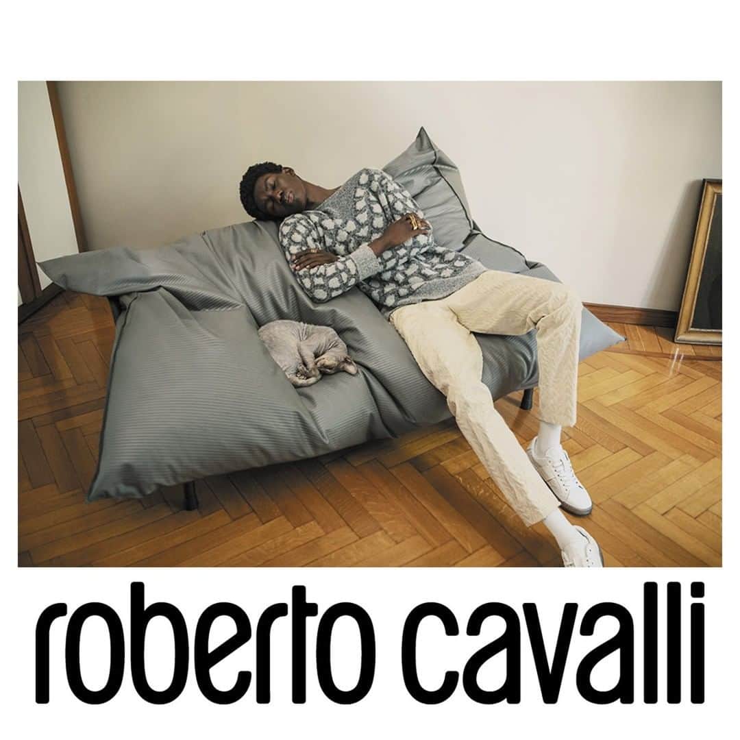 ロベルトカバリさんのインスタグラム写真 - (ロベルトカバリInstagram)「Cozy and stylish for every occasion.  #RobertoCavalli #RobertoCavalliFW20」9月28日 20時00分 - roberto_cavalli