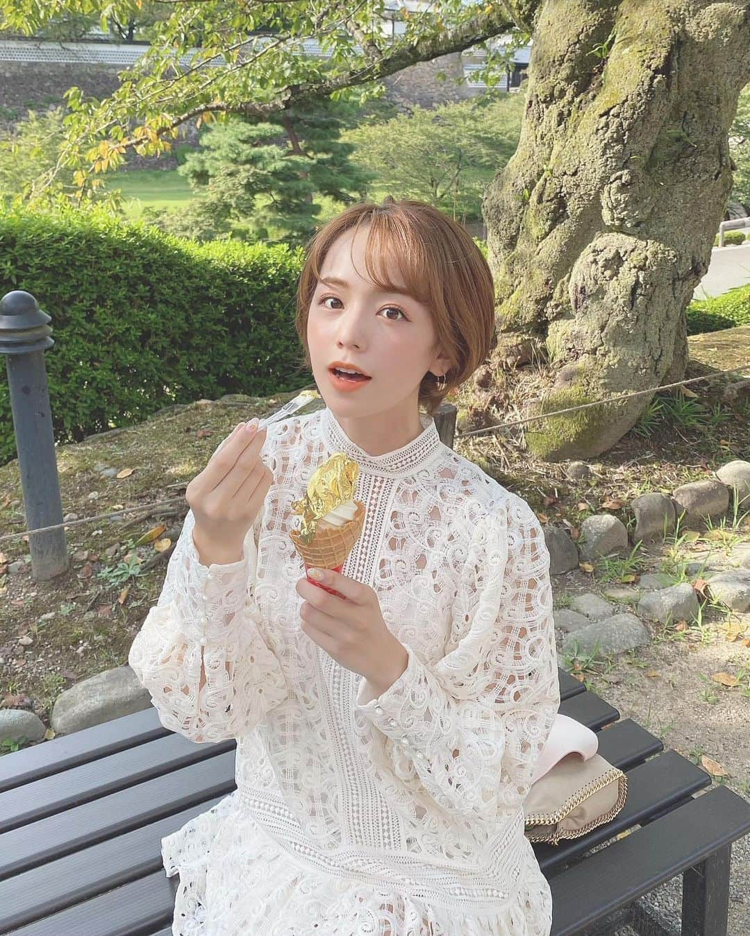 黒田真友香さんのインスタグラム写真 - (黒田真友香Instagram)「金沢旅行に行ってきました☺️🌸 人生初めての石川県😮  観光、食事については全てハイライトにまとめてます✏️  金沢は何を食べても本当に美味しくてついつい食べすぎちゃいました😂笑  観光名所も沢山あるし有名なレストラン、お洒落カフェも沢山あるので老若男女楽しめる街だな〜と思った🌸  しばらくは大好きな海外旅行に行けそうにないので　#旅まゆかJAPAN を楽しみたいと思います🤣  このハッシュタグにまとめていこう✏️  次はどこに行こうかな？私に行って欲しい県はありますか？？☺️  海外旅行に目を向けすぎて、国内行ったことない県がたくさんある😂笑  ※写真時以外は人が少ない場所、飲食時を除き常時マスク着用してます  #金沢旅行#国内旅行#女子旅#カップル旅#兼六園#金箔ソフト#ひがし茶屋街#金沢#近江市場#日本#かなざわ」9月28日 20時01分 - kurodamayukaxx