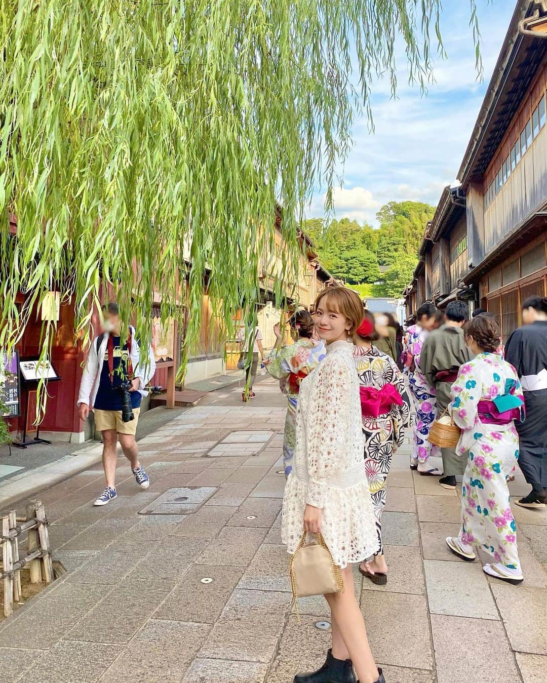 黒田真友香さんのインスタグラム写真 - (黒田真友香Instagram)「金沢旅行に行ってきました☺️🌸 人生初めての石川県😮  観光、食事については全てハイライトにまとめてます✏️  金沢は何を食べても本当に美味しくてついつい食べすぎちゃいました😂笑  観光名所も沢山あるし有名なレストラン、お洒落カフェも沢山あるので老若男女楽しめる街だな〜と思った🌸  しばらくは大好きな海外旅行に行けそうにないので　#旅まゆかJAPAN を楽しみたいと思います🤣  このハッシュタグにまとめていこう✏️  次はどこに行こうかな？私に行って欲しい県はありますか？？☺️  海外旅行に目を向けすぎて、国内行ったことない県がたくさんある😂笑  ※写真時以外は人が少ない場所、飲食時を除き常時マスク着用してます  #金沢旅行#国内旅行#女子旅#カップル旅#兼六園#金箔ソフト#ひがし茶屋街#金沢#近江市場#日本#かなざわ」9月28日 20時01分 - kurodamayukaxx