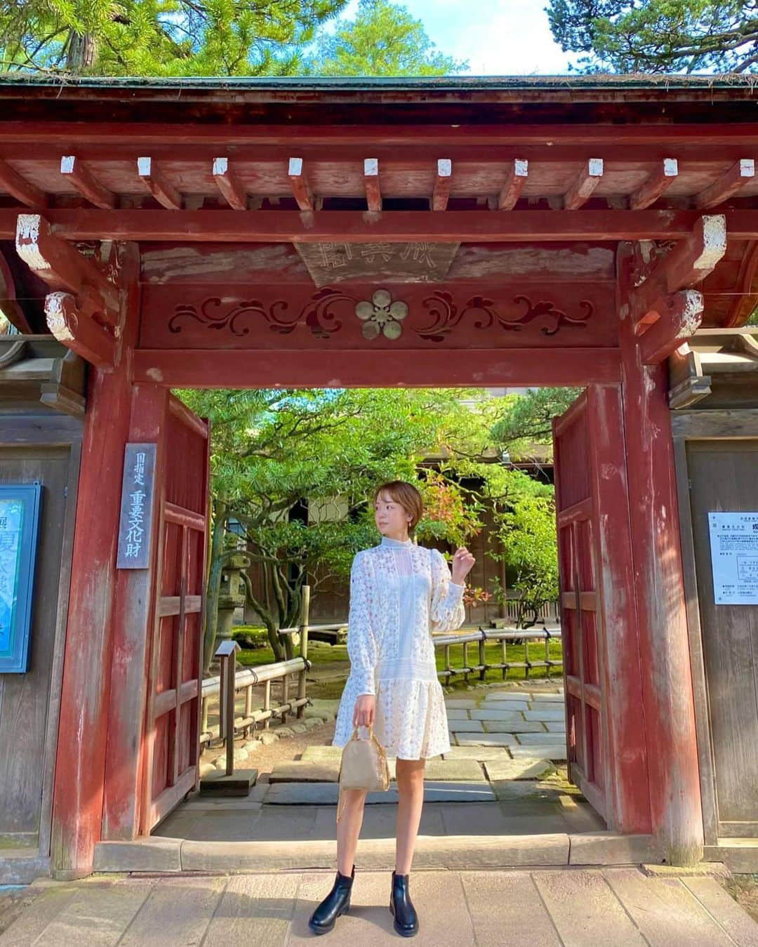 黒田真友香さんのインスタグラム写真 - (黒田真友香Instagram)「金沢旅行に行ってきました☺️🌸 人生初めての石川県😮  観光、食事については全てハイライトにまとめてます✏️  金沢は何を食べても本当に美味しくてついつい食べすぎちゃいました😂笑  観光名所も沢山あるし有名なレストラン、お洒落カフェも沢山あるので老若男女楽しめる街だな〜と思った🌸  しばらくは大好きな海外旅行に行けそうにないので　#旅まゆかJAPAN を楽しみたいと思います🤣  このハッシュタグにまとめていこう✏️  次はどこに行こうかな？私に行って欲しい県はありますか？？☺️  海外旅行に目を向けすぎて、国内行ったことない県がたくさんある😂笑  ※写真時以外は人が少ない場所、飲食時を除き常時マスク着用してます  #金沢旅行#国内旅行#女子旅#カップル旅#兼六園#金箔ソフト#ひがし茶屋街#金沢#近江市場#日本#かなざわ」9月28日 20時01分 - kurodamayukaxx