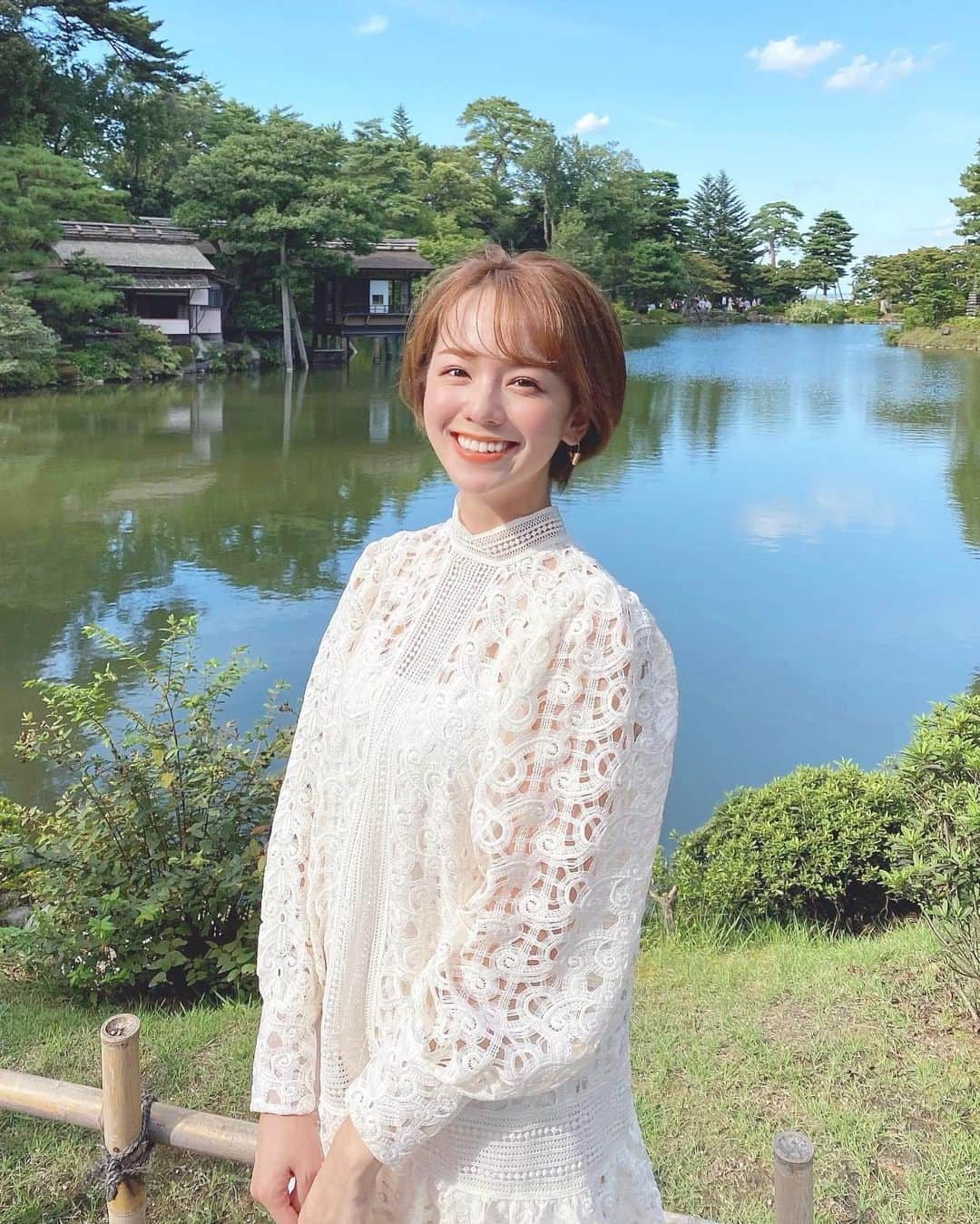 黒田真友香さんのインスタグラム写真 - (黒田真友香Instagram)「金沢旅行に行ってきました☺️🌸 人生初めての石川県😮  観光、食事については全てハイライトにまとめてます✏️  金沢は何を食べても本当に美味しくてついつい食べすぎちゃいました😂笑  観光名所も沢山あるし有名なレストラン、お洒落カフェも沢山あるので老若男女楽しめる街だな〜と思った🌸  しばらくは大好きな海外旅行に行けそうにないので　#旅まゆかJAPAN を楽しみたいと思います🤣  このハッシュタグにまとめていこう✏️  次はどこに行こうかな？私に行って欲しい県はありますか？？☺️  海外旅行に目を向けすぎて、国内行ったことない県がたくさんある😂笑  ※写真時以外は人が少ない場所、飲食時を除き常時マスク着用してます  #金沢旅行#国内旅行#女子旅#カップル旅#兼六園#金箔ソフト#ひがし茶屋街#金沢#近江市場#日本#かなざわ」9月28日 20時01分 - kurodamayukaxx