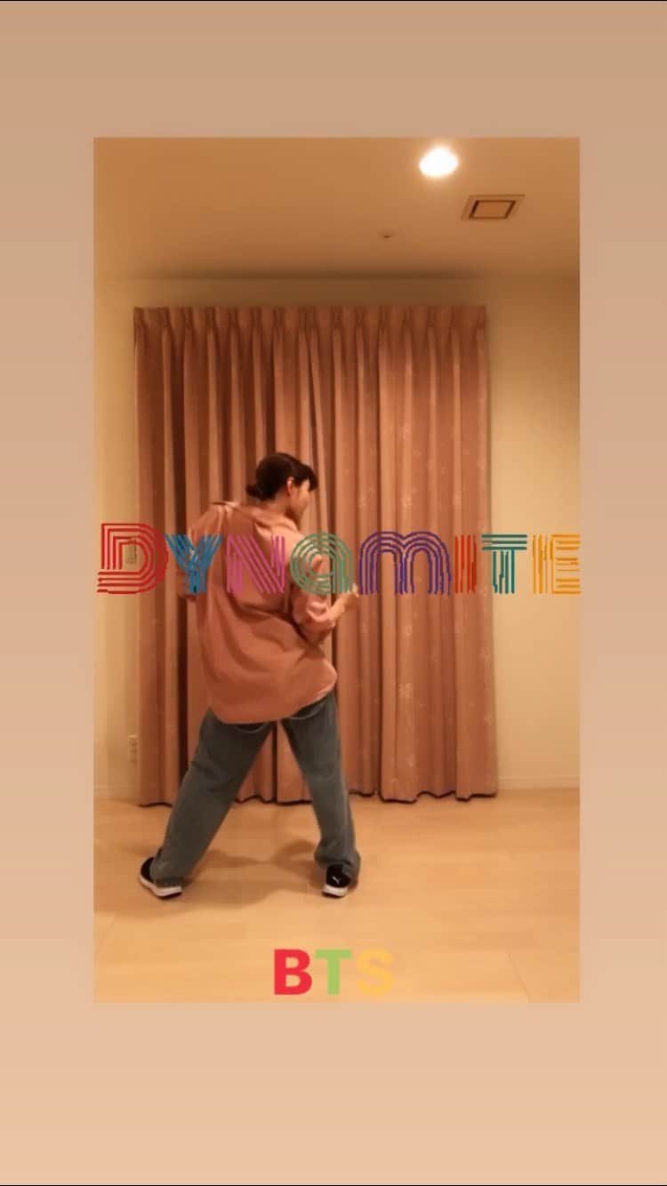 のインスタグラム：「♪.Dynamite - BTS 踊りたかった曲🕺✨ 肩幅ごつい笑 ・ ・ #bts #dynamite  #kpop #kpopdance #coverdance #dance #ダンス #カバーダンス #jungkook #v #jimin #rm #jhope #suga #jin #防弾少年団」