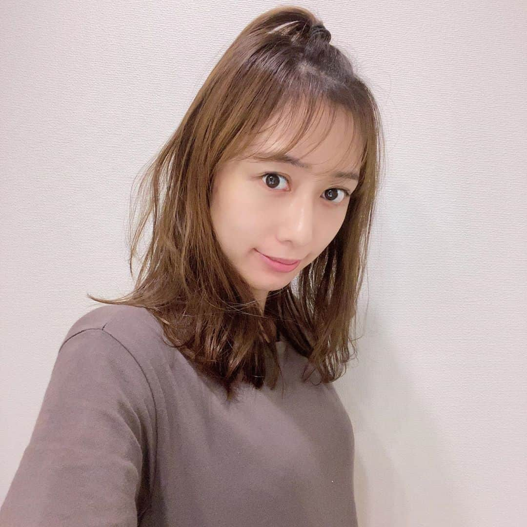 大須賀あみさんのインスタグラム写真 - (大須賀あみInstagram)「🧚‍♂️﻿ ﻿ 最近毎日パックしてたけど﻿ 毎日パックはあまり肌に良くないらしい🤔﻿ (LDK情報)﻿ ﻿ なので、今後はパック週1回にして﻿ その分ちょっといい美容液でも買おうかなと﻿ もくろんでます！！﻿ ﻿ お肌の調子悪いと病むけど﻿ でもケア楽しいのよね、、、☺️﻿ ﻿ #スキンケア好き #セルフスキンケア #シースルー前髪 #シースルーパッツン」9月28日 20時02分 - osugaami_official