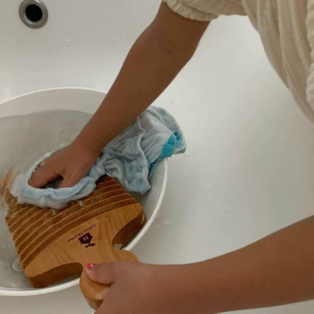 ecomfort（エコンフォート）さんのインスタグラム写真 - (ecomfort（エコンフォート）Instagram)「素敵なご紹介ありがとうございます😊  お子様の教育にも繋がるなんて、勉強になりました！  洗濯機でまかなえてしまう時代に、子供達が洗濯板に触れられる機会を持つ事も大切ですね！  @ameitos__y 様 ありがとうございます😊  #Repost @ameitos__y with @make_repost ・・・ 🏠 エコンフォートハウスさんのオリジナルブランド Latta Homeのミニ洗濯板を買いました♪ @ecomfort_eoct   我が家では自分の汚したものは 自分で洗うようにしています。  というか、私がしていると いつものアレです。 子どもの『やってみたい』が生まれる。  しめしめ。w  パンツや靴下、Tシャツの食べこぼし 予洗いをしてから あとは洗濯機さまにお任せ。  女の子は特に生理とかあるから 自分の汚したものを洗ってもらうことで 自分の排泄物と向き合うきっかけに。  めいがはじめて結膜炎になった時、 目からの排泄だけでなく 下からも排泄していたことに親子で気づいた。  いつも両手でゴシゴシ洗ってたんだけど、 摩擦で痛いし、ささくれ痛いなぁ〜と 思ってたところ。  アイチョイス（生協）のカタログに 載ってて購入してみたのが このミニ洗濯板。  お値段  ¥1.870 🙌  むっちゃイイ！！ 洗うのも楽しいね💕👍✨  オンラインショップでも買えるみたいです。  あとねあとね、 商品説明にも惹かれました🥺！！  ↓ 洗濯板 作っているのは、「木の料理人」として 木の全てを活かすことを目指している土佐龍。 木の特性にあわせて、感謝の念を込めて、幹はもちろん、 枝葉に至るまで廃棄せずに活用するようにしています。  水に強く、硬くて手触りのいい 国産サクラの木（除伐材）を使用。 握りやすい丸い持ち手は無理なく力を入れられ、 表面の波型で衣類を傷めることなく汚れを落とせます。 毎日替える靴下や下着、 汚れたフキンなどは洗濯板でこまめに洗いましょう。 襟や袖などの頑固な汚れ落としも、より簡単に。  今日の買い物が、未来を変える   サクラの除伐材を使用 〜日本の森を元気にしよう！〜  #イーオクト#エコンフォートハウス#土佐龍 #サスティナブル#サスティナブルな暮らし #ミニ洗濯板#洗濯板#性教育 #子育て#子育てママ#姉妹ママ#トイトレ#買ってよかった」9月28日 20時03分 - ecomfort_eoct