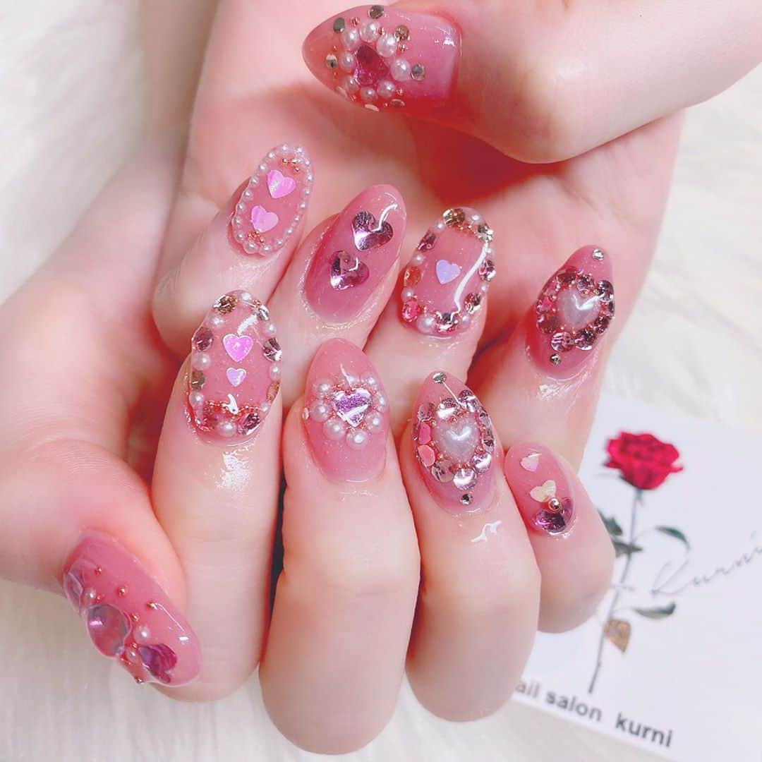 のインスタグラム：「ネイル変えたよー💅🏻﻿ ﻿ ゆうみさんおまかせピンクネイル💕﻿ ピンクやっぱテンション上がる🥰﻿ ﻿ いつもありがとうございます✨﻿ ﻿ ﻿ @nailsalon.kurni_yuumi ﻿ @nailsalon.kurni.ebisu ﻿ ﻿ #さぁやネイル #ジェルネイル﻿ #ネイルデザイン #ピンクネイル﻿ #ハートネイル #nail」