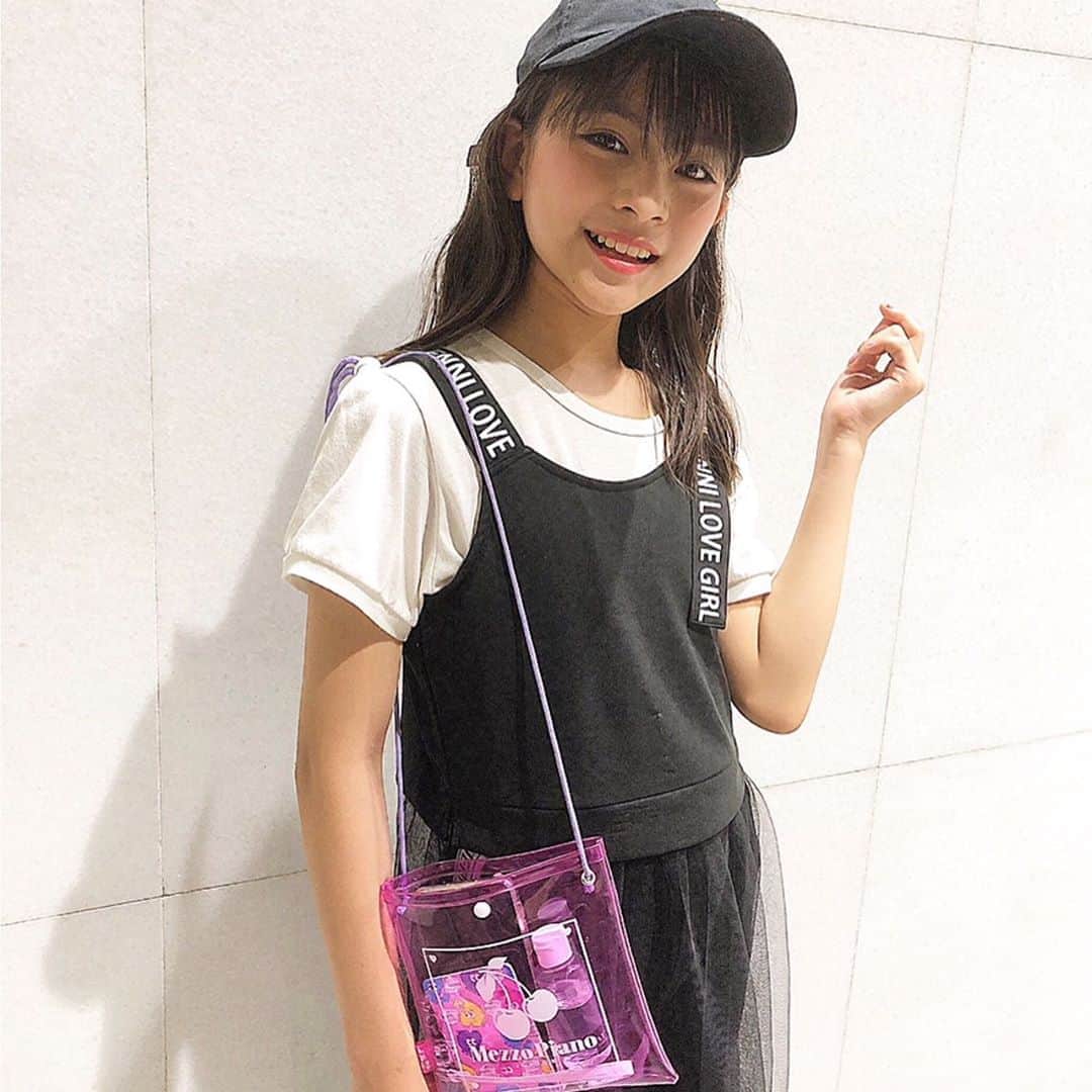 ニコ☆プチのインスタグラム：「10月号のふろく紹介、もう終わったと思った❓🤭笑  コハナのふろくの使い方💘大人っぽい私服に合わせてくれたよ〜🌟  10月号のふろくは待ちに待ったメゾピアノジュニアさんのビニールサコッシュだよ🍒 スマホやICカードとかサッと出したいものを入れるのにすごく便利😆 肩ひもが調整できるからななめがけにしたりもできるよ✨ ピンク✖︎パープルの組み合わせも可愛い💕 みんなもお出かけの時に使ってみてね♫  #ニコプチ #ニコプチふろく #プチモのふろくの使い方  #ニコプチふろくのある生活  #メゾピアノジュニア #mezzopianojunior  #ふろく #有坂心花」