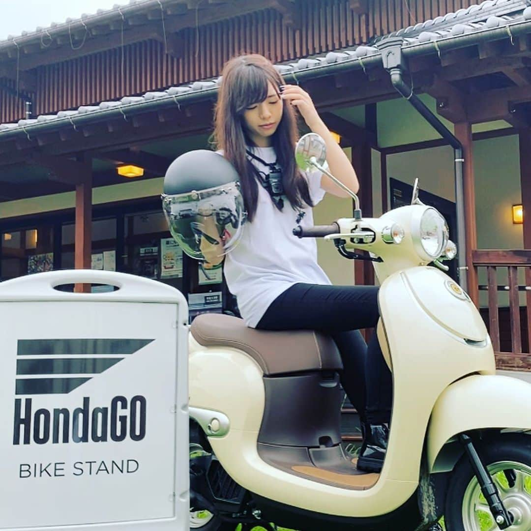 なっちゃんのインスタグラム：「HONDA様とのタイアップで熊本へ行った時の！お仕事で阿蘇ツーリングができるなんて思っもみなかったので感激した☺️ 熊本料理たくさん食べたし、観光地も巡ることができて本当に嬉しかった🎶 ただし梅雨、お前はダメだ 梅雨の悪口永遠に思いつく というのはさておき、さっそく私の動画を見てジョルノを借りたという視聴者さんもいて嬉嬉（うれうれ）パーリーで朝までダンスしてしまいました……………また行きたいなぁ阿蘇は絶対にリベンジするぞ❣️熊本の視聴者の皆さんも温かいコメントありがとうございました🙇  #honda #hondago #ホンダ #ホンダゴー #バイクスタンド #バイクレンタル  #熊本 #肥後大津 #肥後大津観光協会 #阿蘇ツーリング #ツーリング #バイク女子 #バイク好きな人と繋がりたい #モトブログ #稀に暇なol_なっちゃん #ホンダジョルノ #スクーター #スクーター女子」