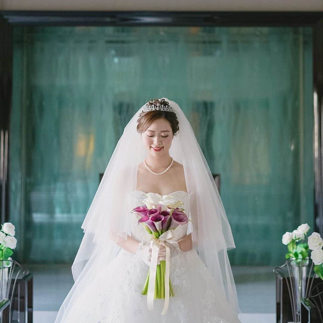 25ans Wedding 公式 Bridesさんのインスタグラム写真 - (25ans Wedding 公式 BridesInstagram)「今日はshioriさんのポストから💫Aラインドレスにティアラやパールのネックレスをあわせて王道な花嫁スタイル🕊ピンクのカラーを束ねたシンプルなブーケを合わせれば、ほどよくスタイリッシュな雰囲気に。」9月28日 20時11分 - 25answeddingbrides