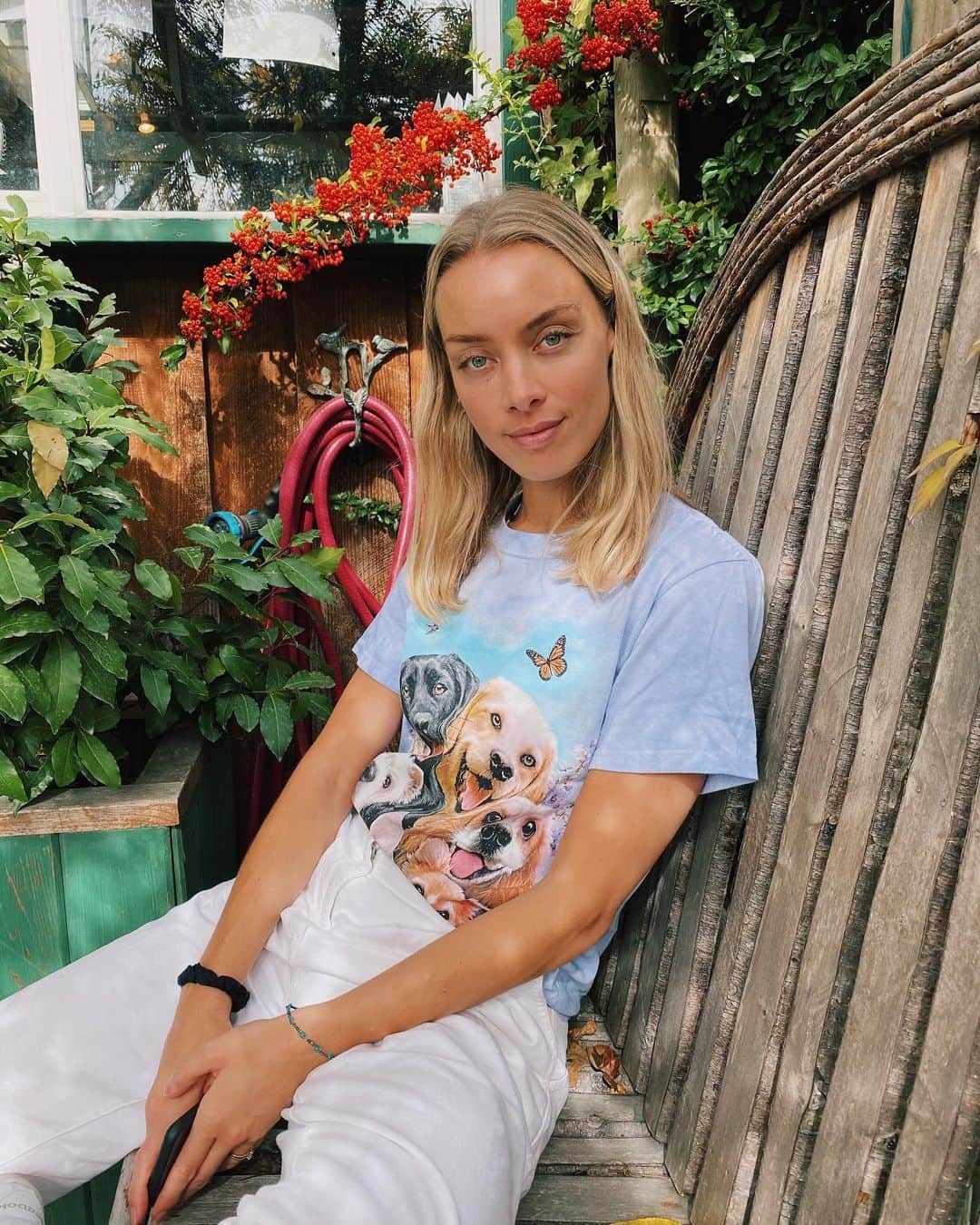 レイチェル・スカーステンのインスタグラム：「After buying this t-shirt in the gift shop, Alex informed me that I’m slowly morphing in to a grandmother...I firmly stand behind my purchase. Grandmas are awesome and so is this t-shirt.」