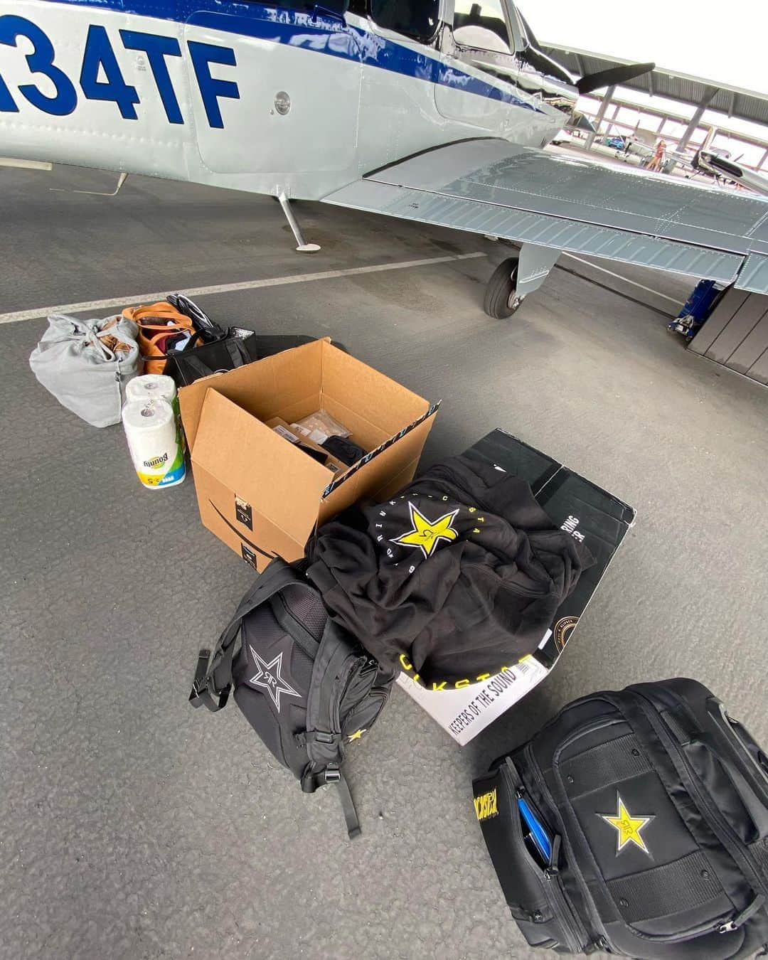 タナー・フォウストさんのインスタグラム写真 - (タナー・フォウストInstagram)「Another cargo mission for the Bonanza!  Love seeing so many family’s taking advantage of current times and hitting the road/skies!  #f33a @textronaviation @rockstarenergy」9月29日 1時41分 - tannerfoust