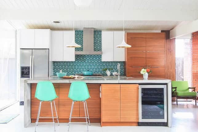 HGTVさんのインスタグラム写真 - (HGTVInstagram)「Tour the Midcentury San Francisco home of Karen Nepacena (@destinationeichler) and John Shum (@eichler_diy). 🤩 ⁠Karen and John renovated their Eichler home—one of the 11,000 homes designed by Joseph Eichler between 1949 and 1966—and ended up launching Destination Eichler as a result. 👏  Fully explore the home that turned their passion project into a business venture at the link in our bio. 🔝 Don't you just love the indoor-outdoor atrium?! 😍⁠⠀ ⁠⠀ #design #interiordesign #desintationeichler #eichlerdiy #diy #homereno #midcenturymodern #eichler #eichlerhome #sanfrancisco #mcm #hometour #mcm」9月29日 1時42分 - hgtv