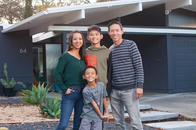 HGTVさんのインスタグラム写真 - (HGTVInstagram)「Tour the Midcentury San Francisco home of Karen Nepacena (@destinationeichler) and John Shum (@eichler_diy). 🤩 ⁠Karen and John renovated their Eichler home—one of the 11,000 homes designed by Joseph Eichler between 1949 and 1966—and ended up launching Destination Eichler as a result. 👏  Fully explore the home that turned their passion project into a business venture at the link in our bio. 🔝 Don't you just love the indoor-outdoor atrium?! 😍⁠⠀ ⁠⠀ #design #interiordesign #desintationeichler #eichlerdiy #diy #homereno #midcenturymodern #eichler #eichlerhome #sanfrancisco #mcm #hometour #mcm」9月29日 1時42分 - hgtv