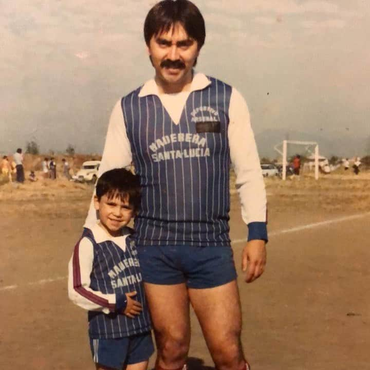 マウリシオ・ピニージャのインスタグラム：「De pequeñito a la cancha me llevaba mi viejo 😅 ! @ricardopinilla1957 ❤️ la pasión se cultiva con los años ! Te amo viejo gracias por todo」