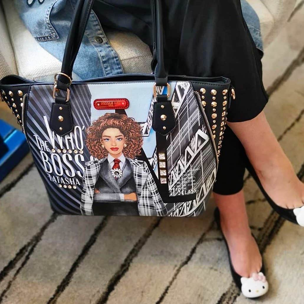 ニコールリーさんのインスタグラム写真 - (ニコールリーInstagram)「Stand out with your Who's the Boss Latasha print shopper bag that will steal all the looks! Tap the picture to see prices or go to the link in our bio to visit our official website to shop our new arrivals!  Credits to: @nicolelee.chile.oficial @nicolelee.japan   #nicoleleeusa #nicolelee #nicoleleeespana #NLLOOK #lovemehatemeNL #handbag #fashion #potd #ootd #instafashion #outfitoftheday #springsummer2020 #bag #newarrivals」9月29日 1時44分 - nicoleleeusa