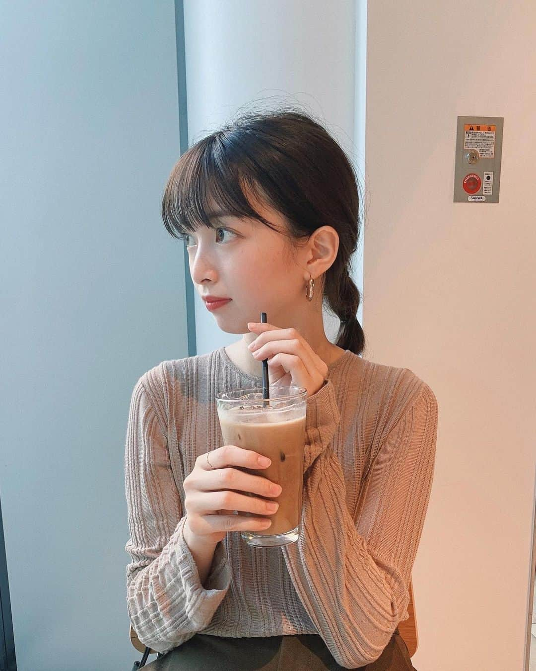 赤坂星南のインスタグラム：「☕️🌿#vervecoffeeroasters 兄とぶらりお出かけな一日。 オシャレなカフェに行ってまいりました。 ・ Tops: @style_mixer  色も形も着やすさも とてもステキでお気に入りです✌︎」