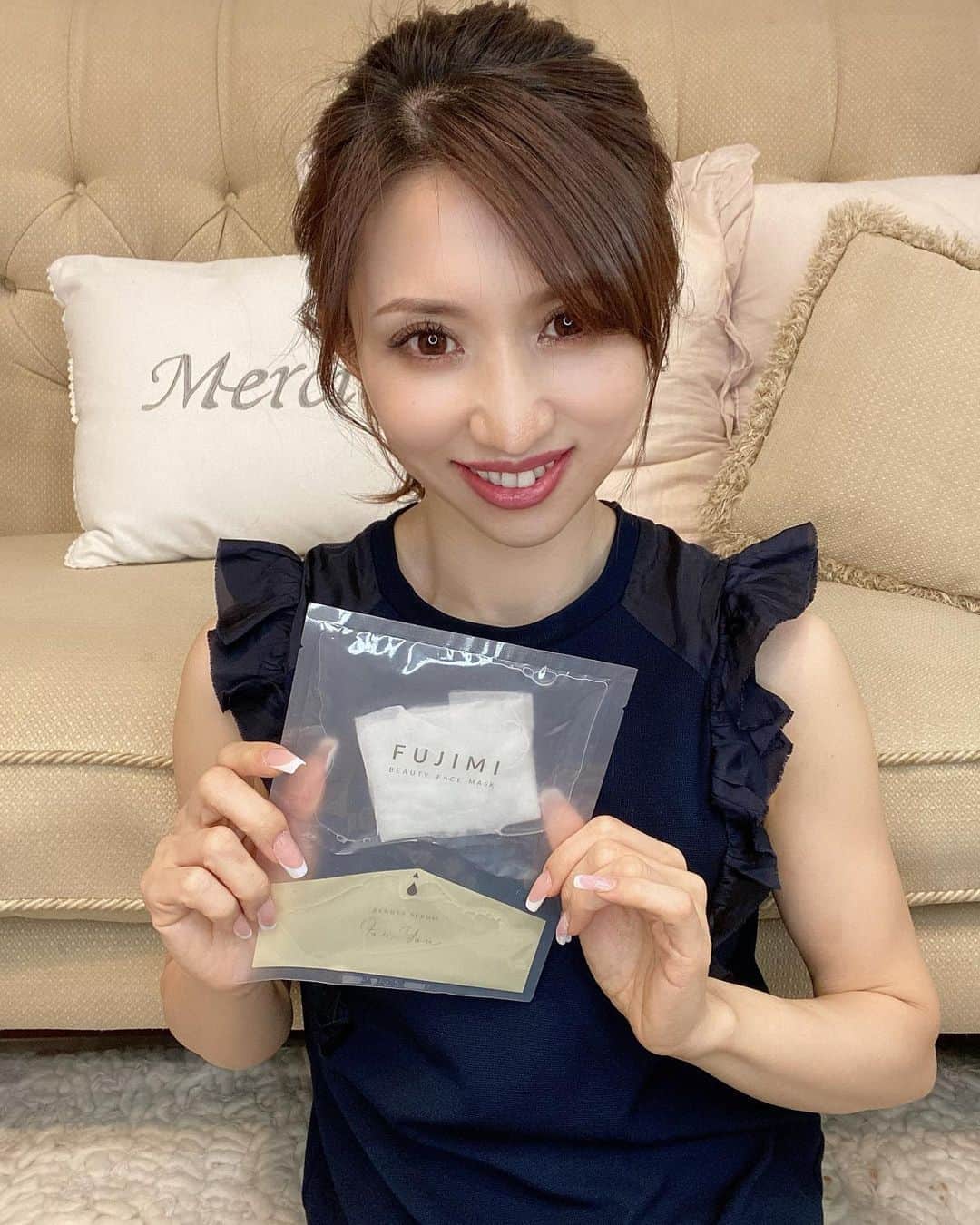 のインスタグラム：「♡_  先日サプリをご紹介しましたが こちらもリピートしてる『FUJIMI 』パーソナライズマスク @fujimi_official  サプリと同じく無料の肌診断に答えると 自分のお肌の状態に合わせてカスタマイズされた フェイスマスクを届けてくれるの♡  上下2層に分かれた美容液を使う直前に混ぜ合わせるから 新鮮な状態の美容液がたっぷり♬  今お肌が求めてる成分が入ったフェイスマスクだから より効果的にケア出来てお肌が生き返る感じを実感♡  肌診断はいつでもやり直すことが出来るから その時々の肌悩みに合わせた成分の フェイスマスクが届くって嬉しいよね♡  香りも前回はフローラルだったから 今回はフレッシュマンダリンにしたよ♬  #pr #FUJIMI #美容 #パーソナライズマスク #fujimiフェイスマスク #カスタマイズフェイスマスク #肌診断 #シートマスク #おこもり美容 #エイジングケア #アラフィフ #アラフィフママ #jマダムのおしゃれ #大人女子 #美魔女 #アンチエイジング #美容 #美容モデル #ミセスモデル #読者モデル #美容好きな人と繋がりたい #コスメ好きさんと繋がりたい #コスメ #綺麗になりたい #美肌 #ig美容部 #ponte_beauty」