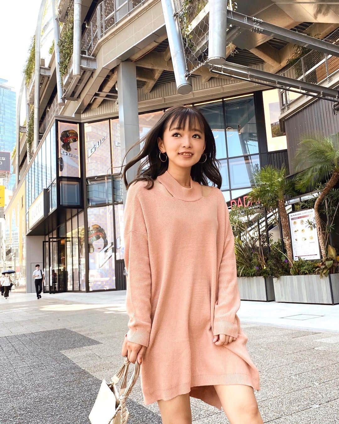 村崎英絵のインスタグラム：「今日は晴れてて朝からルンルンしてた笑😘 お洋服はリールにアップしたお洋服💗 ㅤㅤㅤㅤㅤ ㅤㅤㅤㅤㅤ ㅤㅤㅤㅤㅤ ちょっとどうでもいい話ししよう笑 セブンに行ったら 辻利のほうじ茶アイスがあって 本当に本当に美味しかった🙈💗💗 ほうじ茶ラテとかが好きな方に食べて欲しい🥺💕 ㅤㅤㅤㅤㅤ  最近、寒くなってきて嫌だなぁって思ってたけど前よりアイス溶けづらくなったから嬉しい💗 今年も寒い日が好きになれるように 寒い日の良いところたくさん見つけよう🥰 ㅤㅤㅤㅤㅤ ㅤㅤㅤㅤㅤ  #ニットワンピ #ニット #ピンクニット #ピンクコーデ #甘めコーデ #秋服コーデ #きょコ  #低身長ファッション #低身長コーデ #おちびコーデ #146cm  #セシルマクビー #ゆるコーデ #ゆるふわ巻き」