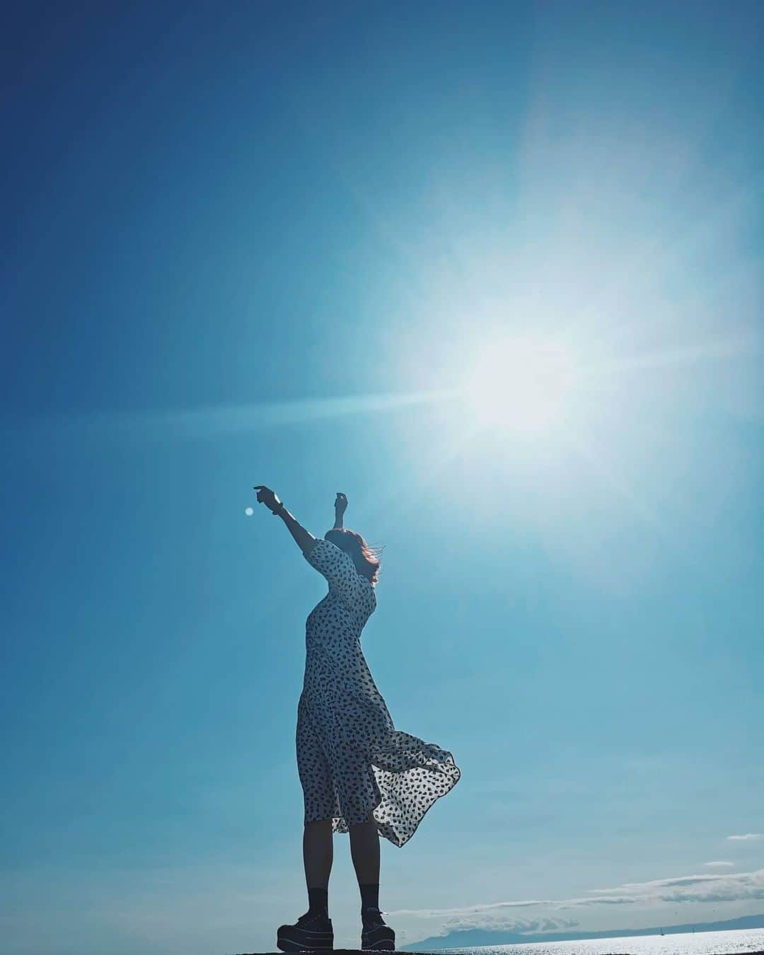貴愛kwiae Officialのインスタグラム：「やはり太陽のパワーは偉大 最近なぜか心が晴れなかったな わたしよ燃え上がれ〜🔥🔥🔥 * * 自分でこまめに回復する強さや知恵を持つことは人生においてとても大切である。 * * * 📷 @kaorumiyazaki_official 💗 * * #sea #photo #sky #blue  #photooftheday  #shooting  #like #like #flare #sun 脚長効果感謝」