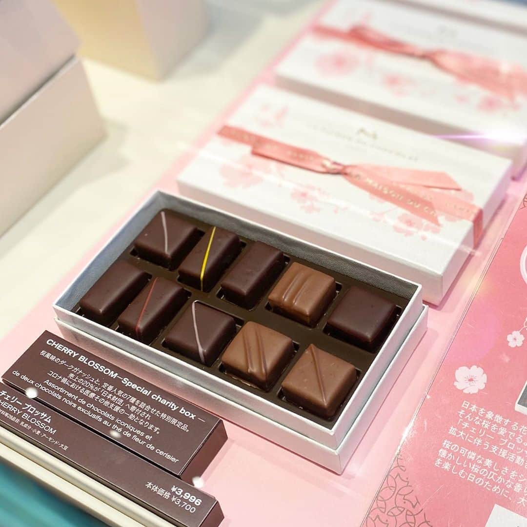 市川歩美さんのインスタグラム写真 - (市川歩美Instagram)「🌸ラ・メゾン・デュ・ショコラ「チェリーブロッサム」が素敵🌸  限定販売のスペシャルなコフレです。売り上げの20%が日本財団への寄付となり、コロナウィルス感染対策への支援になります🌸  #ilovechocolate  #chocolat #chocolatelovers  #chocolate #チョコレート #チョコレート大好き #チョコレート好き #ショコラ #チョコレート好きと繋がりたい #チョコレートケーキ #カカオ #cacao #chocolatebonbons #bonbonchocolat #ラメゾンデュショコラ#lamaisonduchocolat #おうちチョコ #ボンボンショコラ」9月28日 20時32分 - ayumichocolat