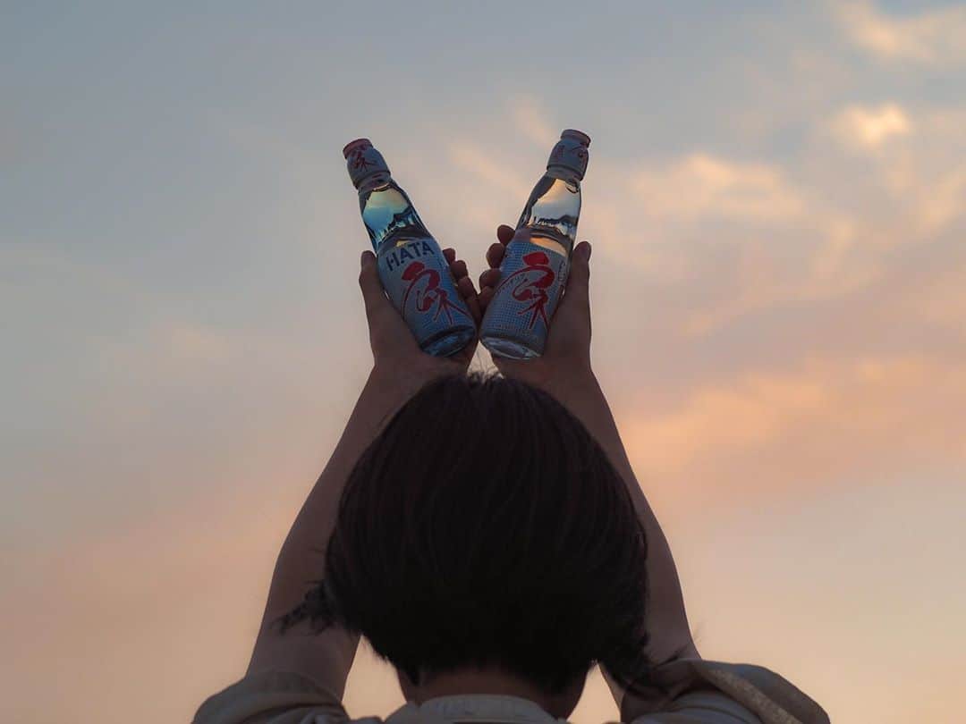 芥川愛加のインスタグラム：「・ ラムネとあんな☺︎❤︎ ・ 夕焼けが綺麗で それが瓶にも写りこんでる お気に入りな1枚📸 ・ ・ #ラムネ瓶 #夕焼け空 #夏の思い出 #小川杏奈 #JTマーヴェラス #撮りあいっこ #あいかめら」