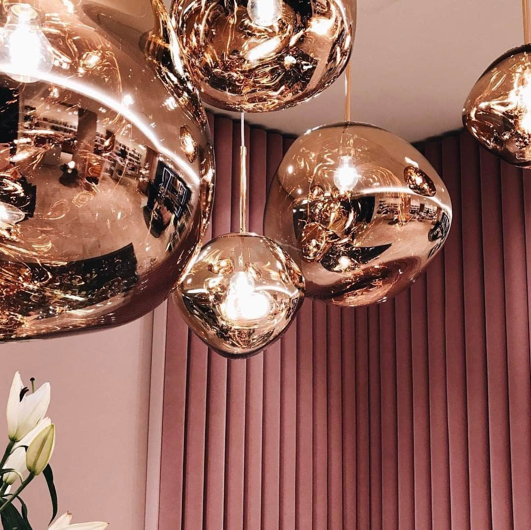 トム ディクソンさんのインスタグラム写真 - (トム ディクソンInstagram)「Gold MELT pendants.⁠ ⁠ Photo by @ginaakimm⁠ ⁠ #tomdixonMELT #tomdixon #lighting #retaildesign #interiordesign ⁠ ⁠ ⁠」9月28日 20時35分 - tomdixonstudio