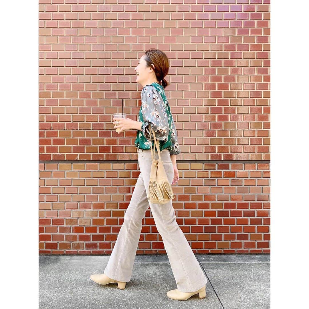 川島幸恵さんのインスタグラム写真 - (川島幸恵Instagram)「🍄🍄🍄﻿ ﻿ 大好きなコーデュロイパンツ。﻿ ﻿ こちらも足長効果抜群のフレアシルエット🦩﻿ 履き心地もサイコーです♡﻿ ﻿ 甘めブラウスやふわふわニットを合わせたい🥰﻿ ﻿ ランチ後でお腹パンパン笑﻿ ﻿ ﻿ #SHENERY_official﻿ #blouse #tela﻿ #pants #boots #SHENERY﻿ #bag #vintage﻿ #corduroy #cowleather﻿ #fashion #styling﻿ #autumn」9月28日 20時35分 - sachie118