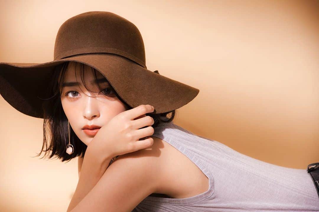 近藤千尋のインスタグラム：「もうずっとイメージモデルをさせて頂いている、 colorsの1dayの新色2色  Half Gray Gold とHalf Olive Gold が10月1日より発売します💓👁  本日より「モアコンタクト」で先行予約販売も開始しました￼🌼🥰 @morecontact   この撮影で付けているアクセサリーとサイン入りチェキの プレゼント企画🎁もありますので 是非チェックお願いします🤲😍」