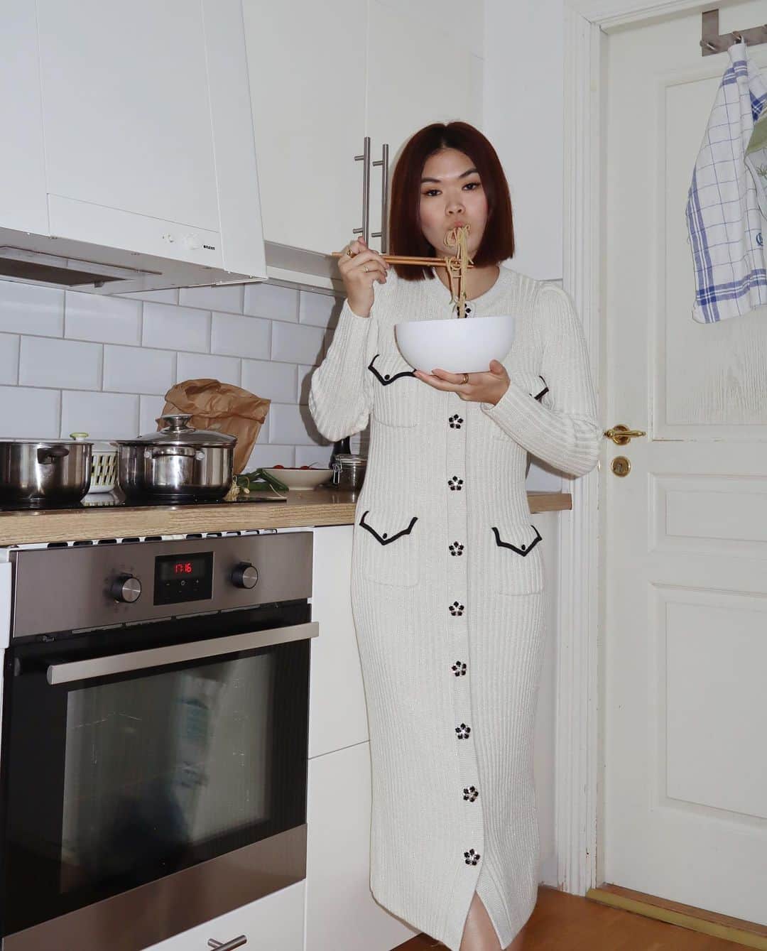 SELF PORTRAITさんのインスタグラム写真 - (SELF PORTRAITInstagram)「Temperatures are dropping and it’s time to get cosy. Our dear friend @meowiie shares how to make her favourite easy noodle dish. She wears the IVORY LUREX LONGLINE KNIT CARDIGAN. Get the recipe in story」9月28日 20時50分 - mrselfportrait