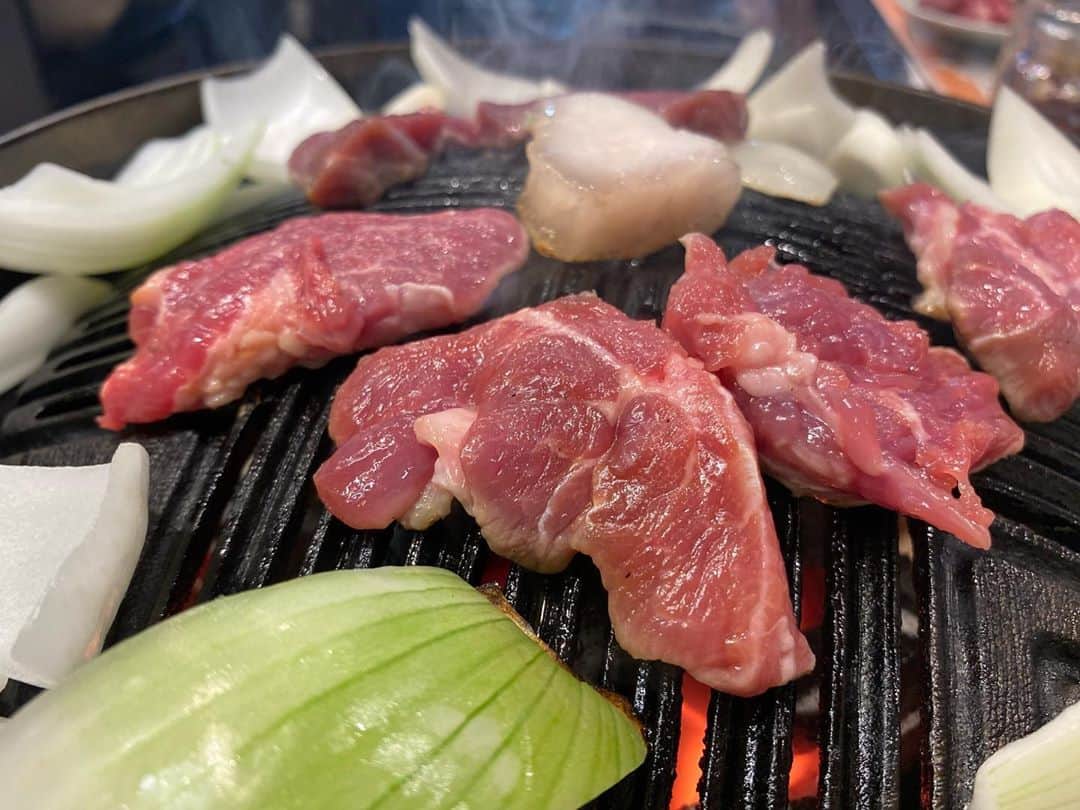 のインスタグラム：「少し遅めの夏休み﻿ 1泊2日の弾丸北海道食べ尽くす旅﻿ 🐮🍦🍜✈️完！﻿ ﻿ 幸＆せ🤤✨﻿ ありがとうございました！﻿ 東京戻ってまた明日から頑張ります！🐶﻿ ﻿ #北海道 #札幌 #Hokkaido #Sapporo #ジンギスカン #スープカレー #夜パフェ #海鮮 #CTS #HND #Boeing777 #Boeing737 #triple #すすきの」