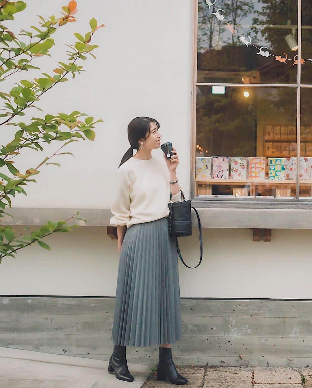 mikicoco00のインスタグラム：「* * だんだん涼しくなってきましたね🤓🍁 袖口にボリュームがあって可愛いニット🧶 腕まくりしてもきちんと留まるから嬉しい♡ * * * tops/skirt#uniqlo  #3dラムブレンドクルーネックセーター #アコーディオンプリーツスカート  bag#ohga  boots#fabiorusconi  * * * #ユニクロニット部 #ユニクロニット族  #uniqloginza2020FW #ニットコーデ#pr」