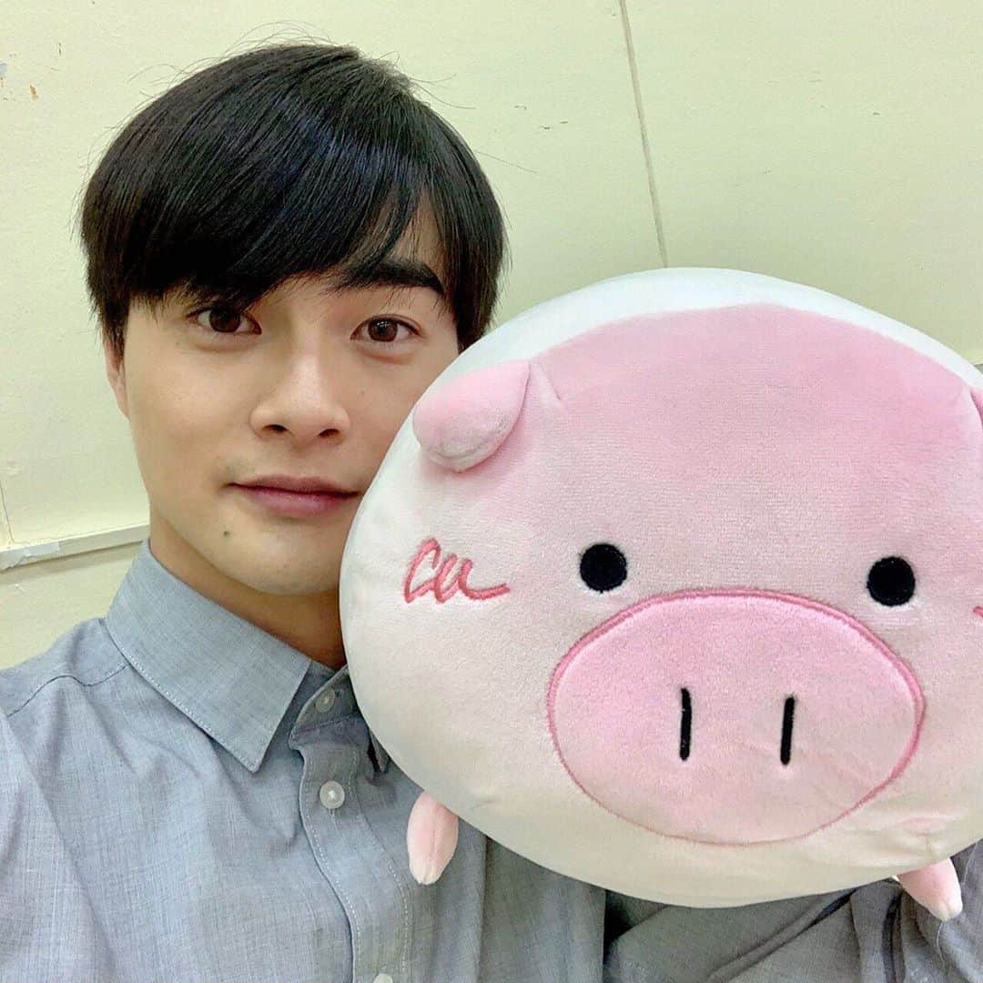 日曜劇場『危険なビーナス』【公式】のインスタグラム：「現場レポート　その1🐖🐖🐖 . まずは矢神家に潜入すべく執事の君津光さんにご挨拶しました‼️ . とっても優しくて、君津さん自ら一緒にお写真撮ってくれましたよ😳 矢神家の大きなお屋敷住まわせて欲しいなぁ🐽💕 今日は緊張するシーンの撮影だったみたい…中の様子はまた今度‼️ . . 明日は、矢神家の頭の良さそうなあの人のところに行く予定💨 . #日曜劇場 #危険なビーナス #東野圭吾 #ブーナス #ブーナスの現場レポート #妻夫木聡 #吉高由里子 #ディーンフジオカ #染谷将太 #中村アン #堀田真由 #結木滉星 #福田麻貴 #3時のヒロイン #麻生祐未 #坂井真紀 #安蘭けい #田口浩正 #池内万作 #栗田芳宏 #栗原英雄 #斉藤由貴 #戸田恵子 #小日向文世」