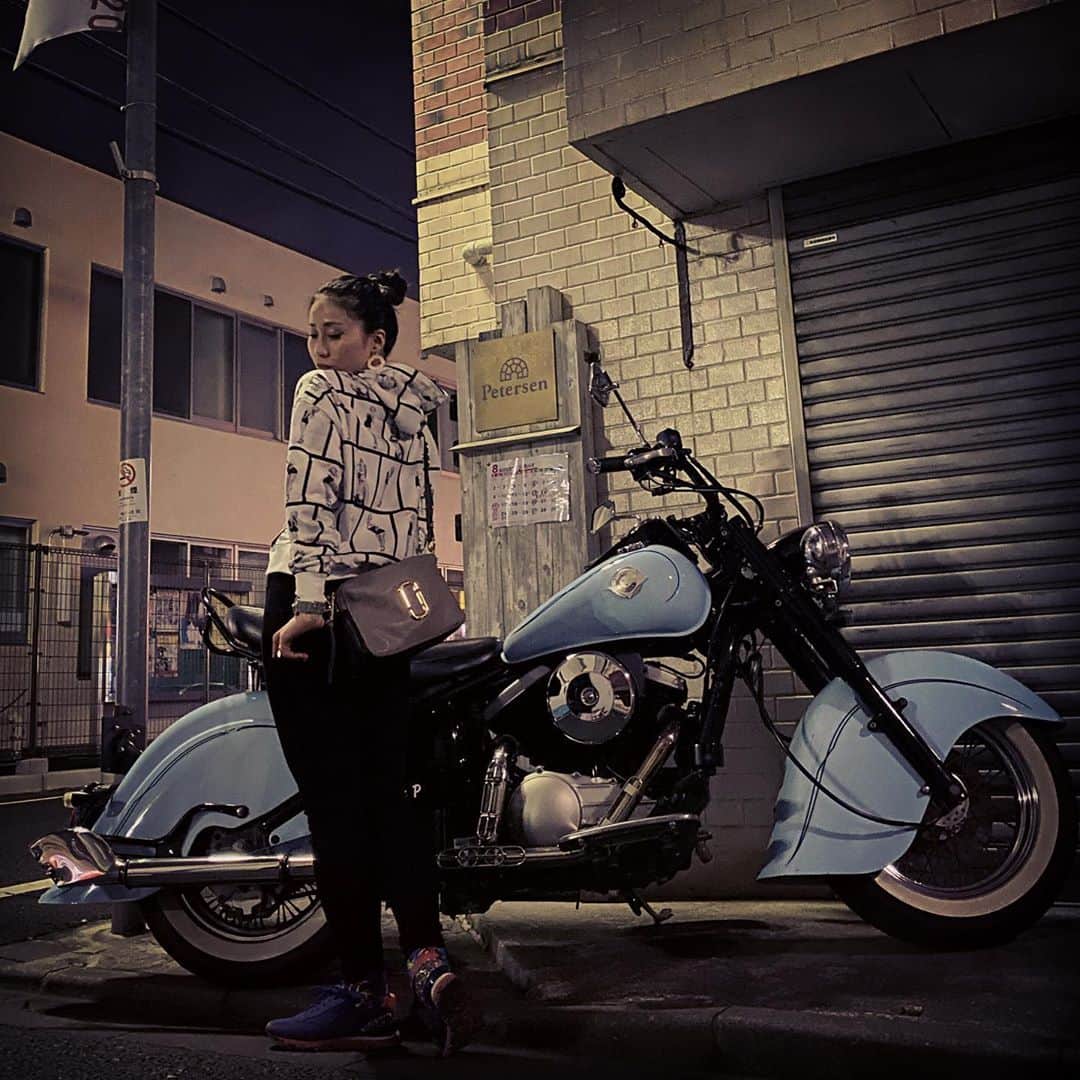 宇田恵菜さんのインスタグラム写真 - (宇田恵菜Instagram)「バイクの季節がやってきた😎 パーカーは @eimyistoire_official で限定でやってたマリリンモンローなんだ💓 ------------------------ #motorbike #motorcycle #drifter #vulcan #mybike #ridding #womanrider #vulcandrifter #kawasaki #rider #バイク #バルカン #ドリフター #イザベラ #女性ライダー #バイカー #マイバイク  #kawasakivulcan #kawasakigirl #バルカンドリフター  #えなイズム #ソロツーリング #恵菜バイク #バイク女子 #カワサキ女子 #バイク好き #つなぎコーデ #恵菜コーデ　#宇田恵菜」9月28日 20時46分 - ena2727